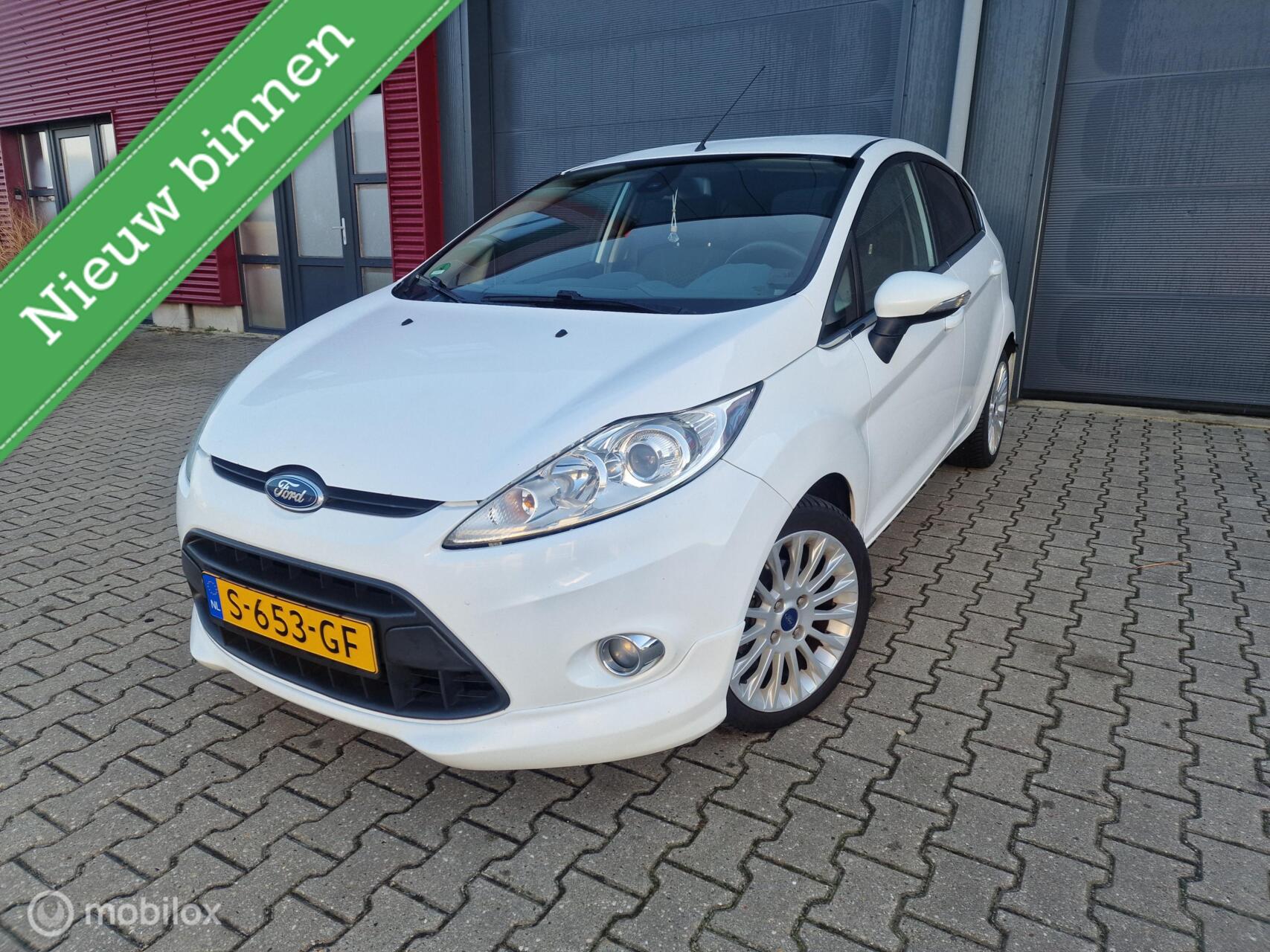 Ford Fiesta 1.4 Titanium / AUTOMAAT / keyless start / 01-27 2011 - voorkant