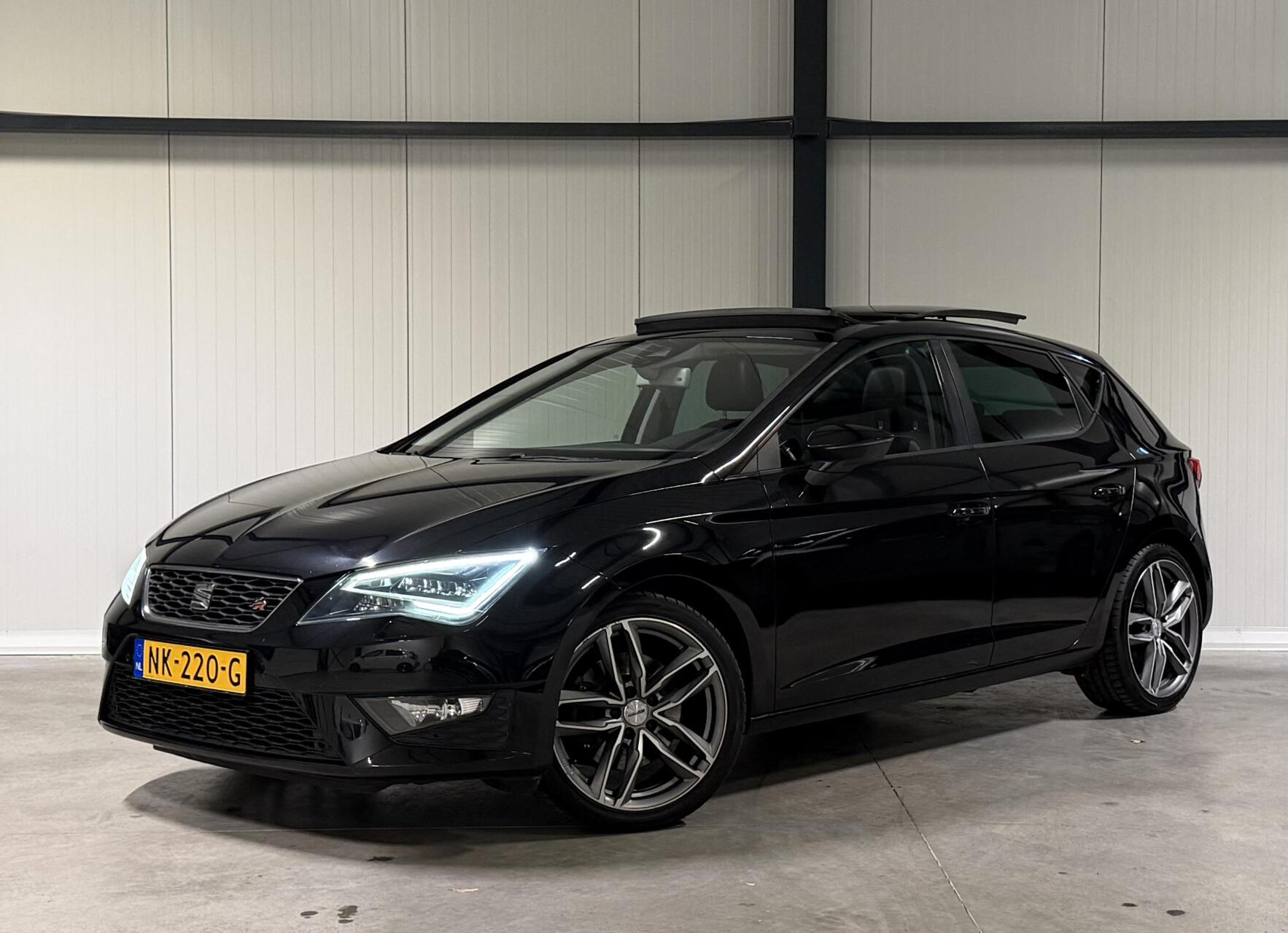 Seat Leon 1.8 TSI FR 180PK Pano Stoelverwarming Sfeer Cruise 2014 - voorkant