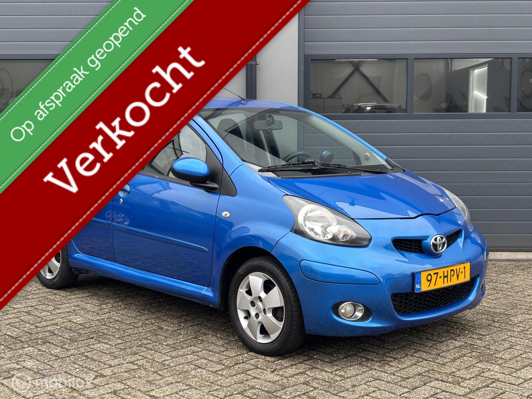 Toyota Toyota Aygo 1.0-12V Dynamic Blue Uitvoering // 5Drs 2009 - voorkant