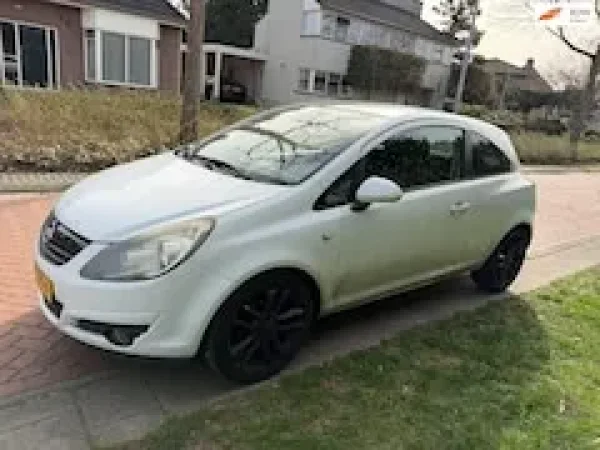 Opel Corsa 1.4-16V 2011 - voorkant