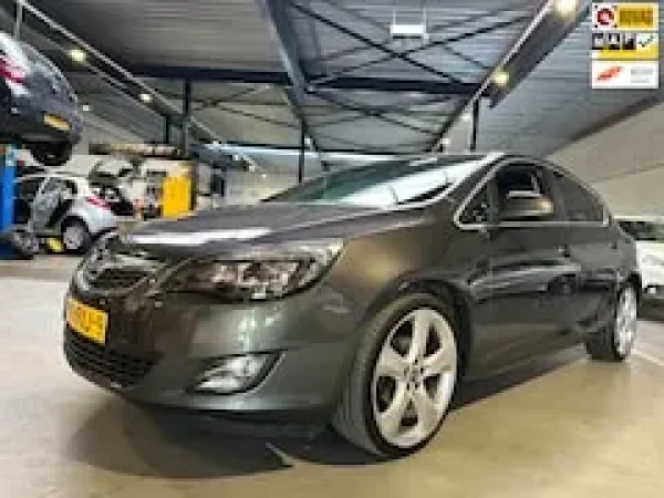 Opel Astra 1.4 Turbo Sport 2011 - voorkant