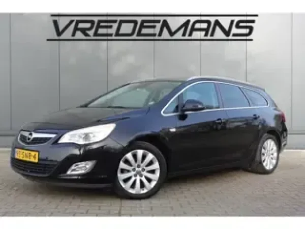 Opel Astra 1.4 Turbo Cosmo 2011 - voorkant