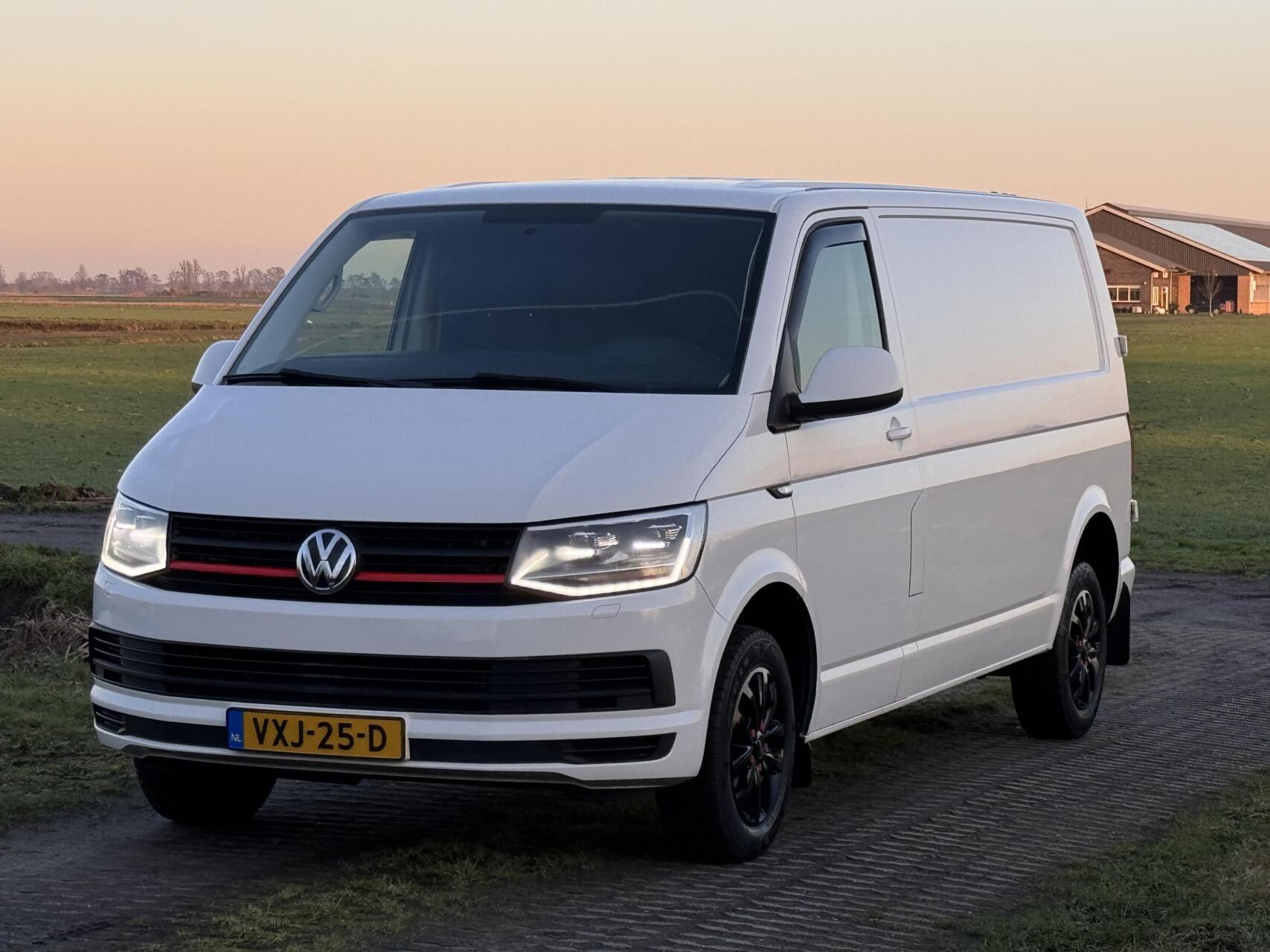 Volkswagen Transporter 2.0 TDI L2H1 | LED | Stoelver | Standkachel 2015 - voorkant
