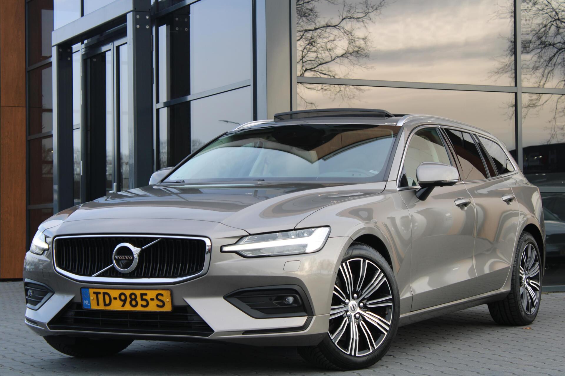 Volvo V60 2.0 D4 | Pano | B&W Audio | Head-up | Trekhaak 2018 - voorkant