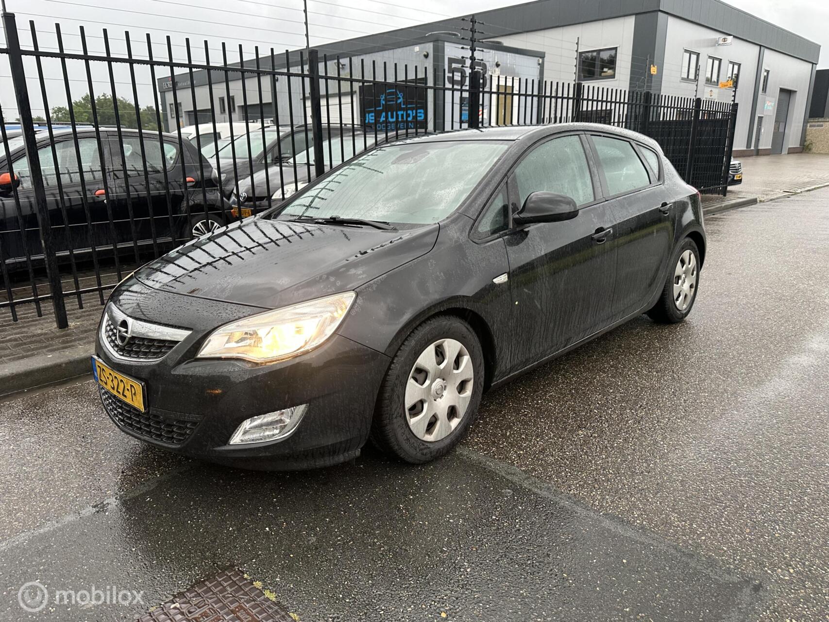 Opel Astra 1.4 Turbo Edition koppaking lek 2012 - voorkant