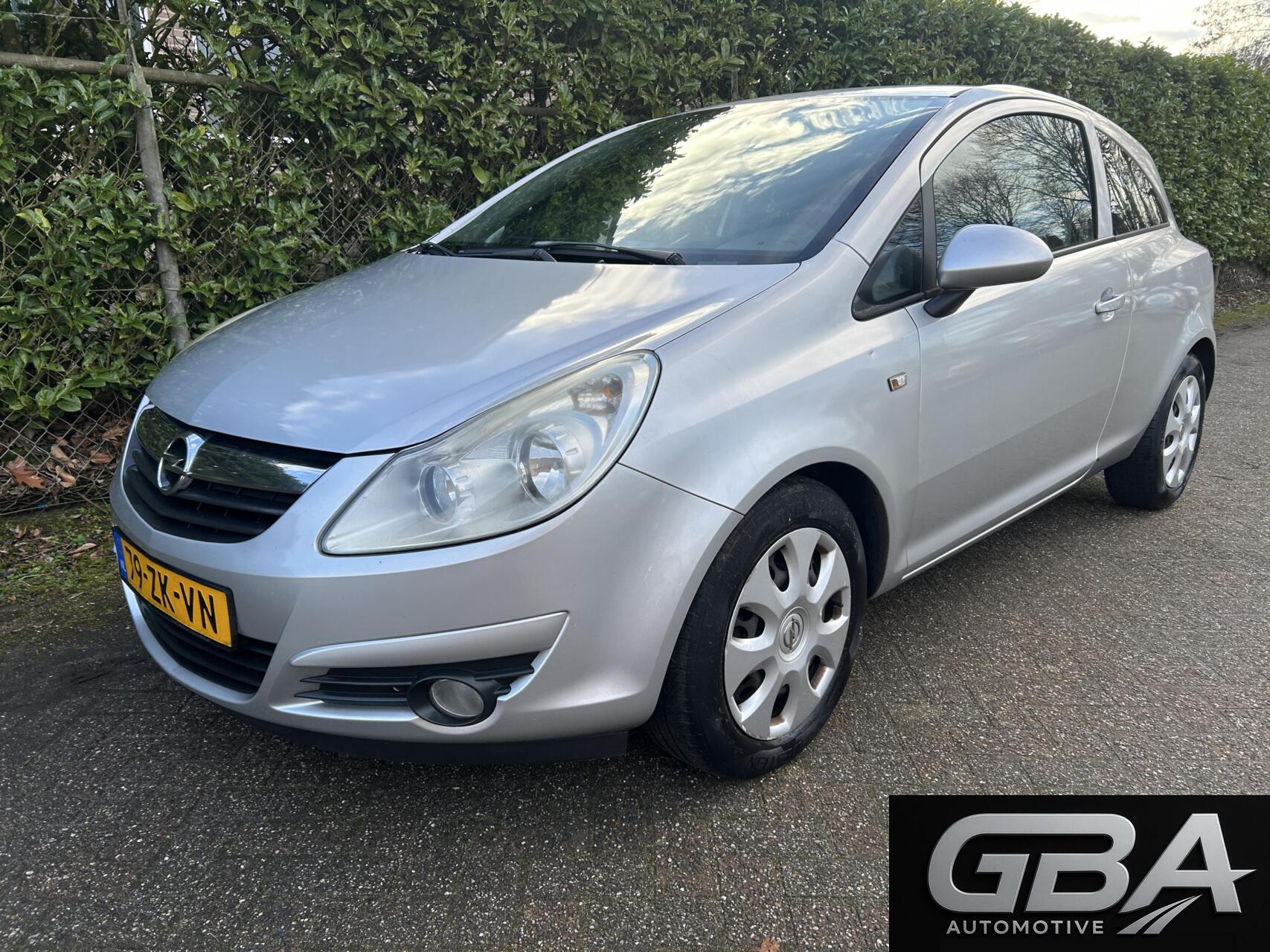 Opel Corsa 1.2-16V Enjoy 2E EIGENAAR APK t/m 16-03-2027! 2008 - voorkant