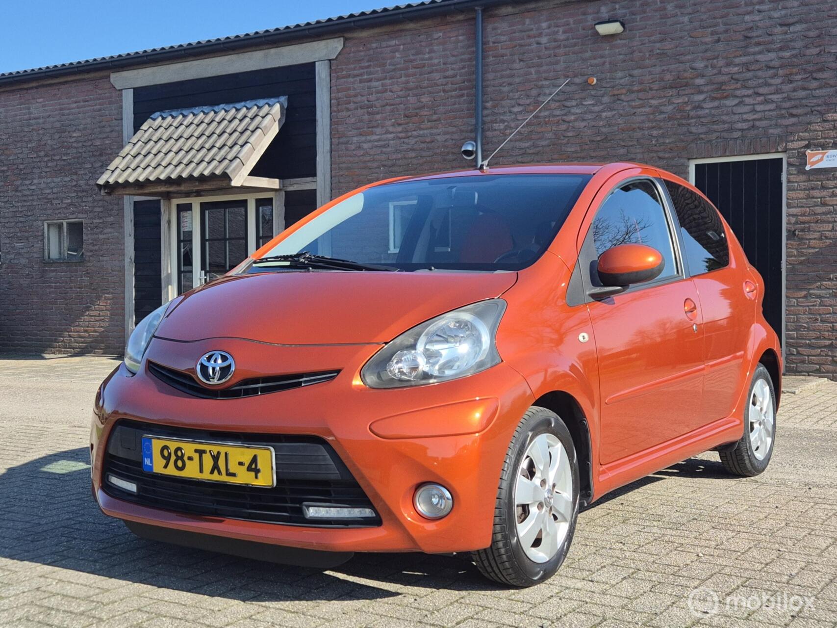 Toyota Toyota Aygo 1.0 VVT-i Dynamic Orange I Airco I Elek ramen I Bluetooth I NWE APK 2012 - voorkant