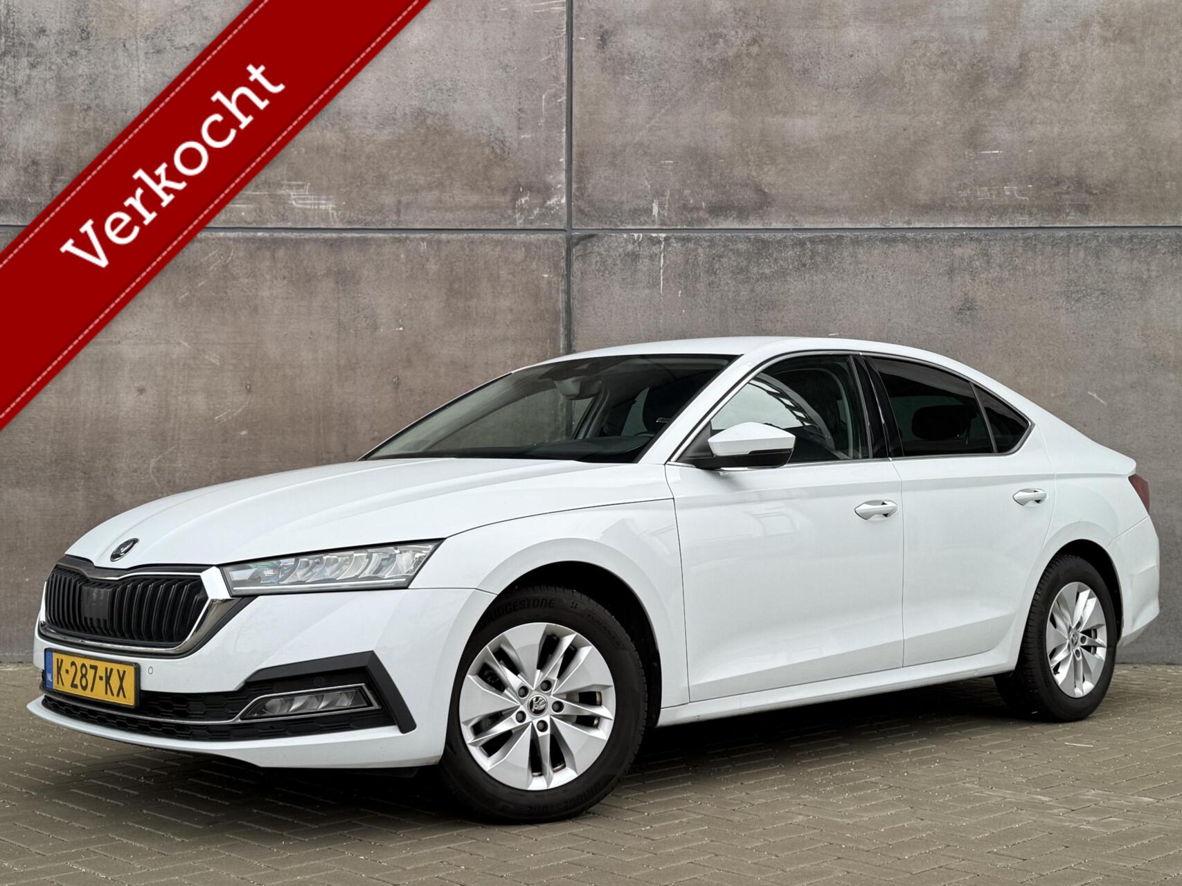 Skoda Octavia 1.0 e-TSI Business Edition CarPlay | Trekhaak | Climate Control | APK 02-2027 | 2021 - voorkant
