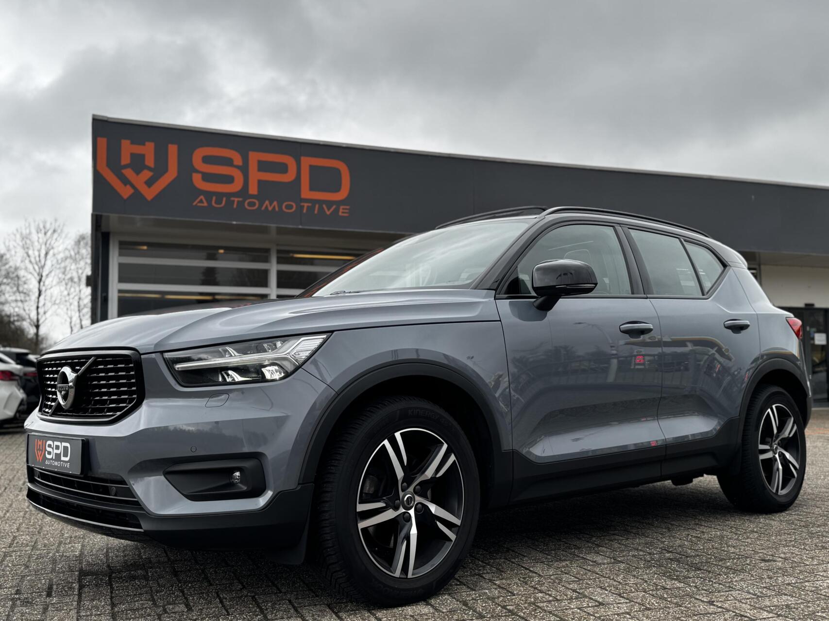 Volvo XC40 2.0 B4 Inscription|Pano|H&K|LED|360cam|ACC|TREK 2021 - voorkant