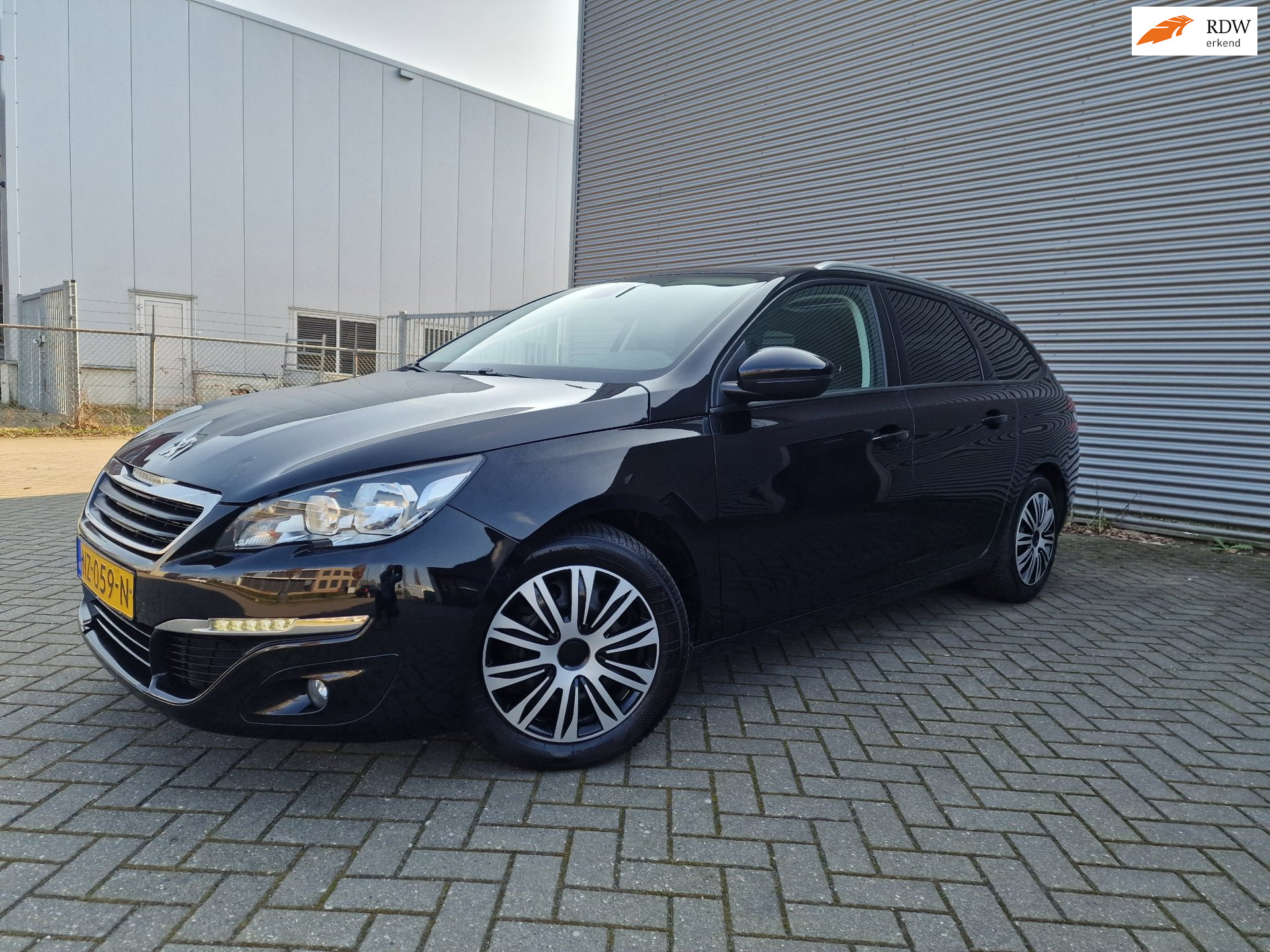 Peugeot 308 1.6 BlueHDI Blue PANO NAVI PSENSOR CRUISE 2 X SLEUTELS 2017 - voorkant