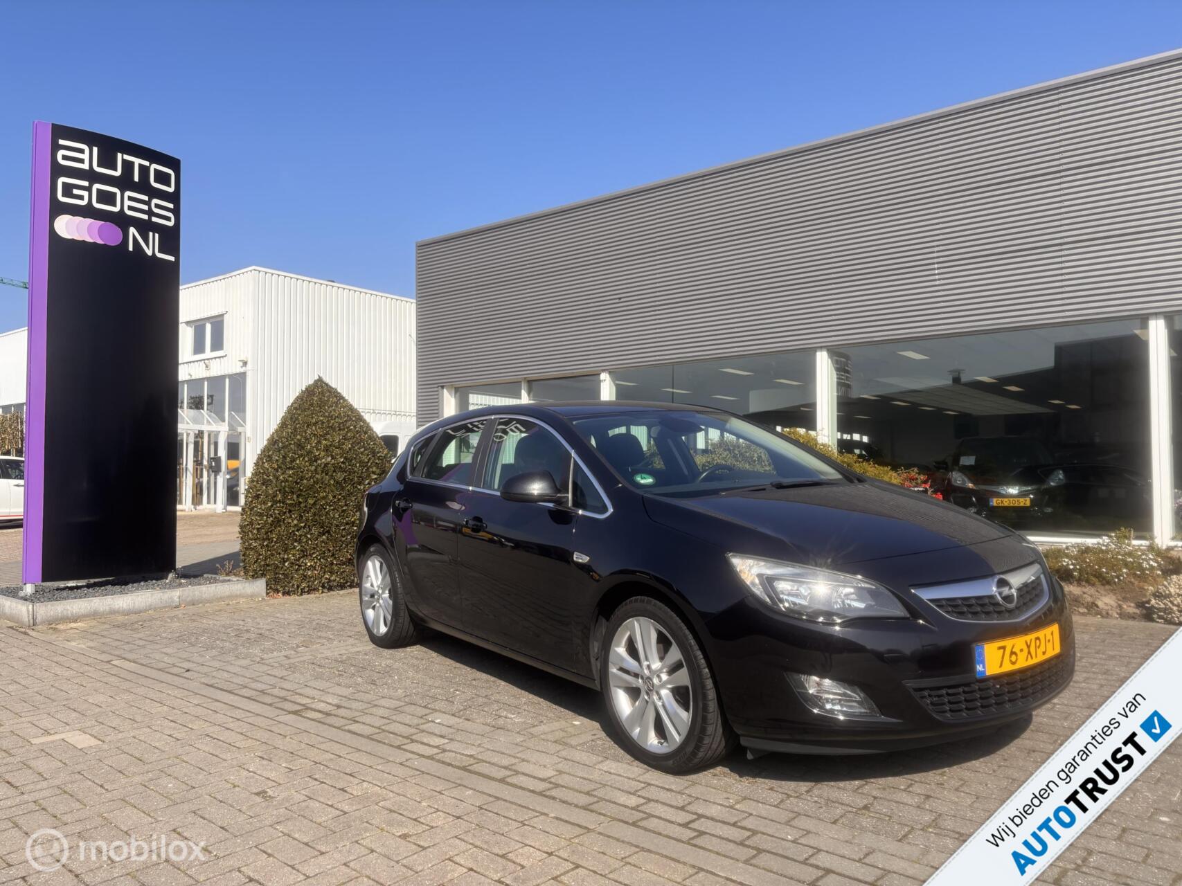 Opel Astra 1.4 Turbo Sport Navi 2012 - voorkant
