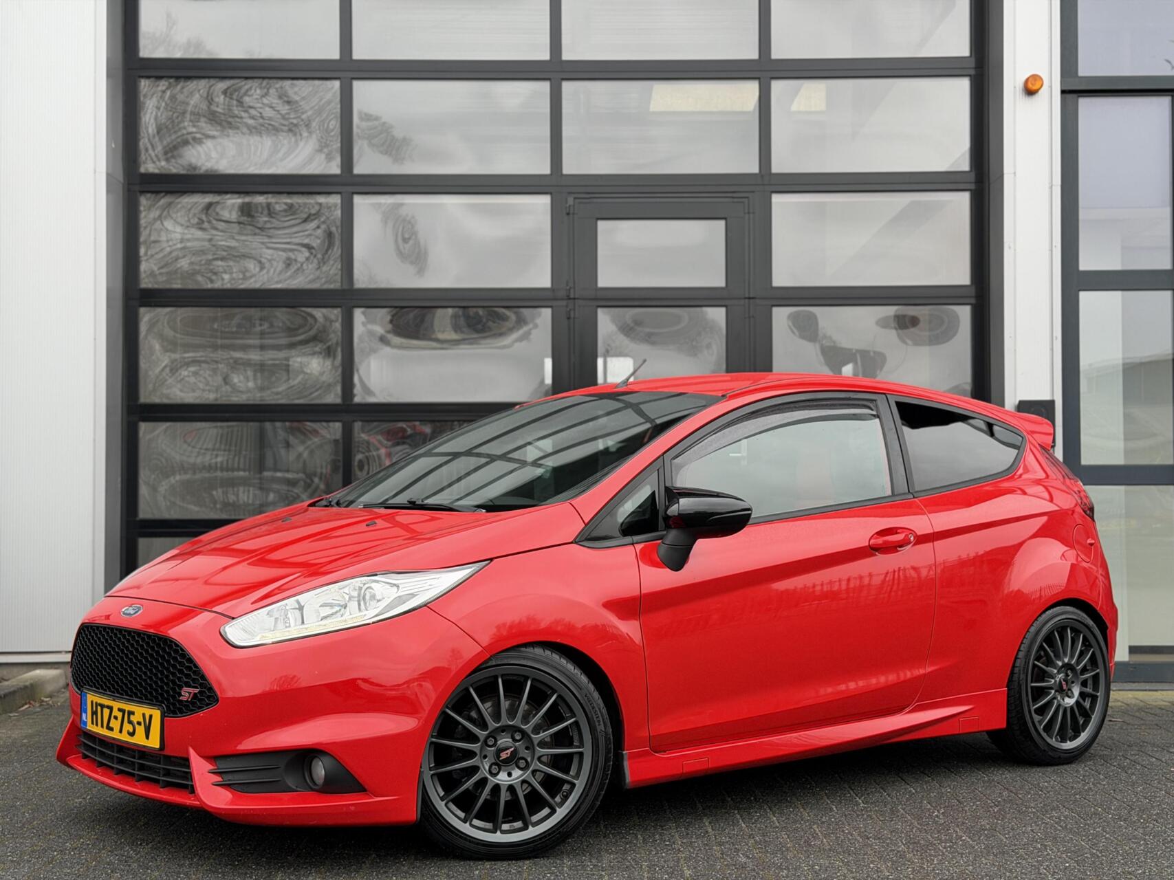 Ford Fiesta 1.6 ST2 182PK+ / Milltek / CARPLAY / LED / LUXE 2013 - voorkant