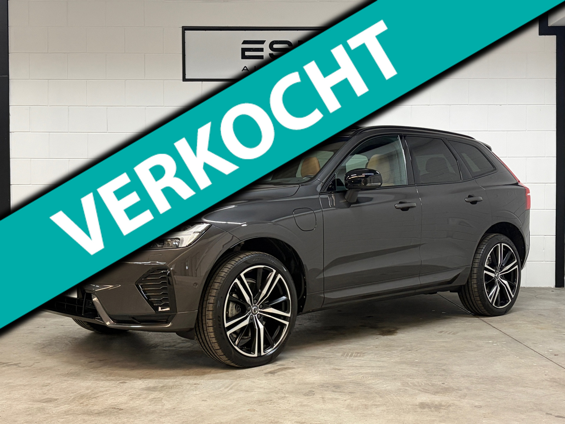 Volvo Xc60 2.0 T8 Plug-in hybrid AWD Ultimate Dark 456 pk Panoramadak HUD Long range Trekhaak B&W 360 camera 1e eigenaar 2022 - voorkant