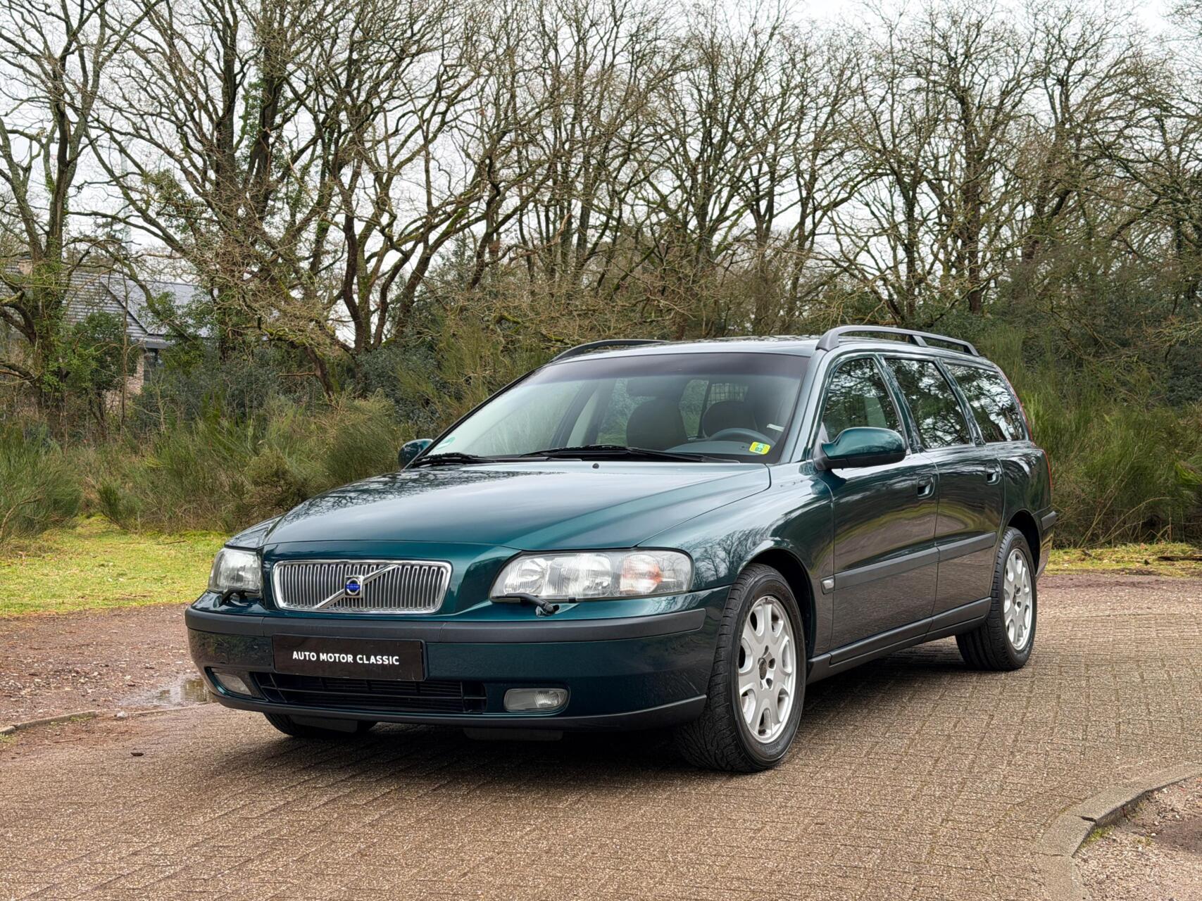 Volvo V70 2.4 Automaat | Scarab Green | Blijvend youngtimer 2000 - voorkant