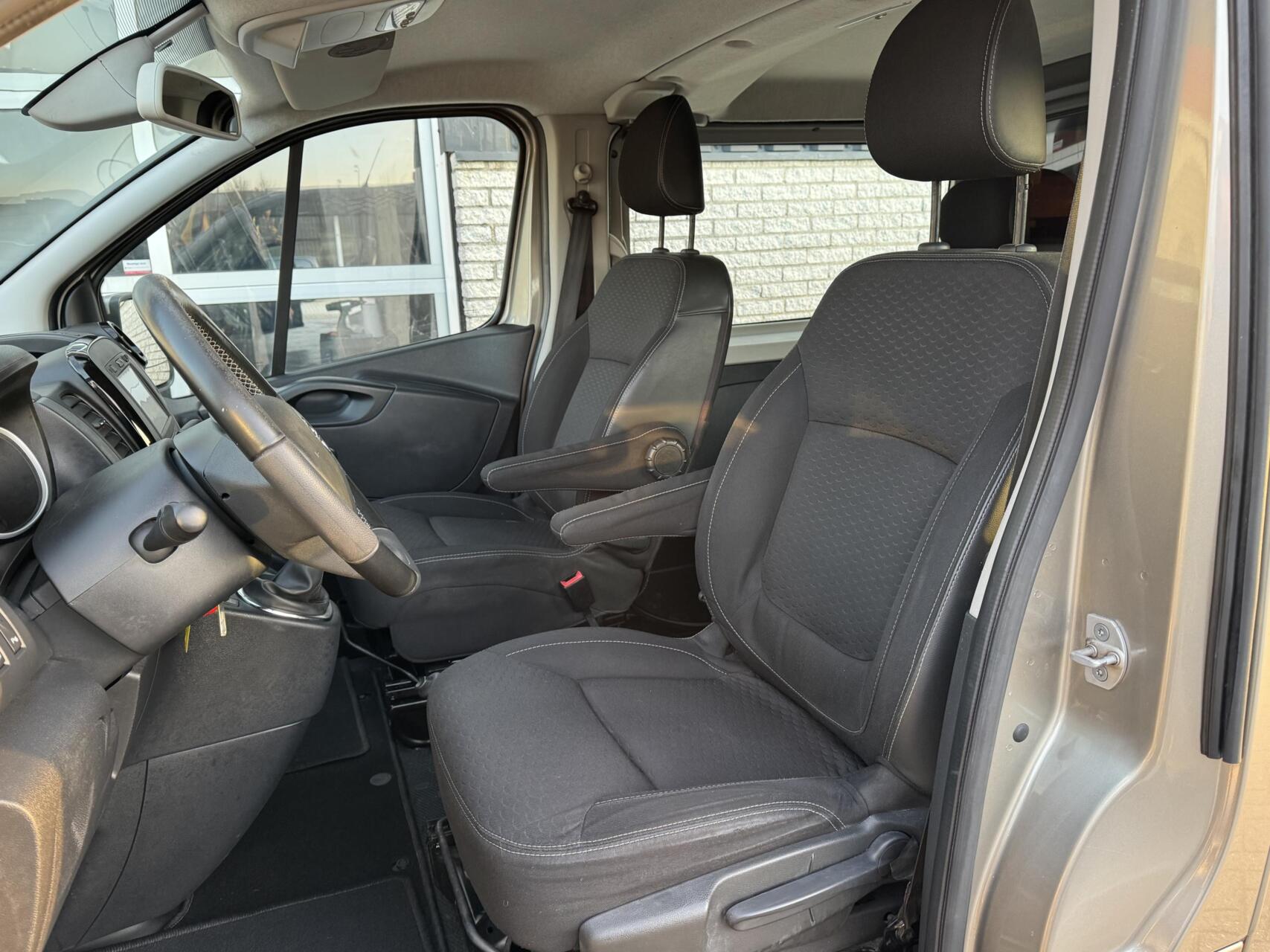 Foto van Opel Vivaro-b