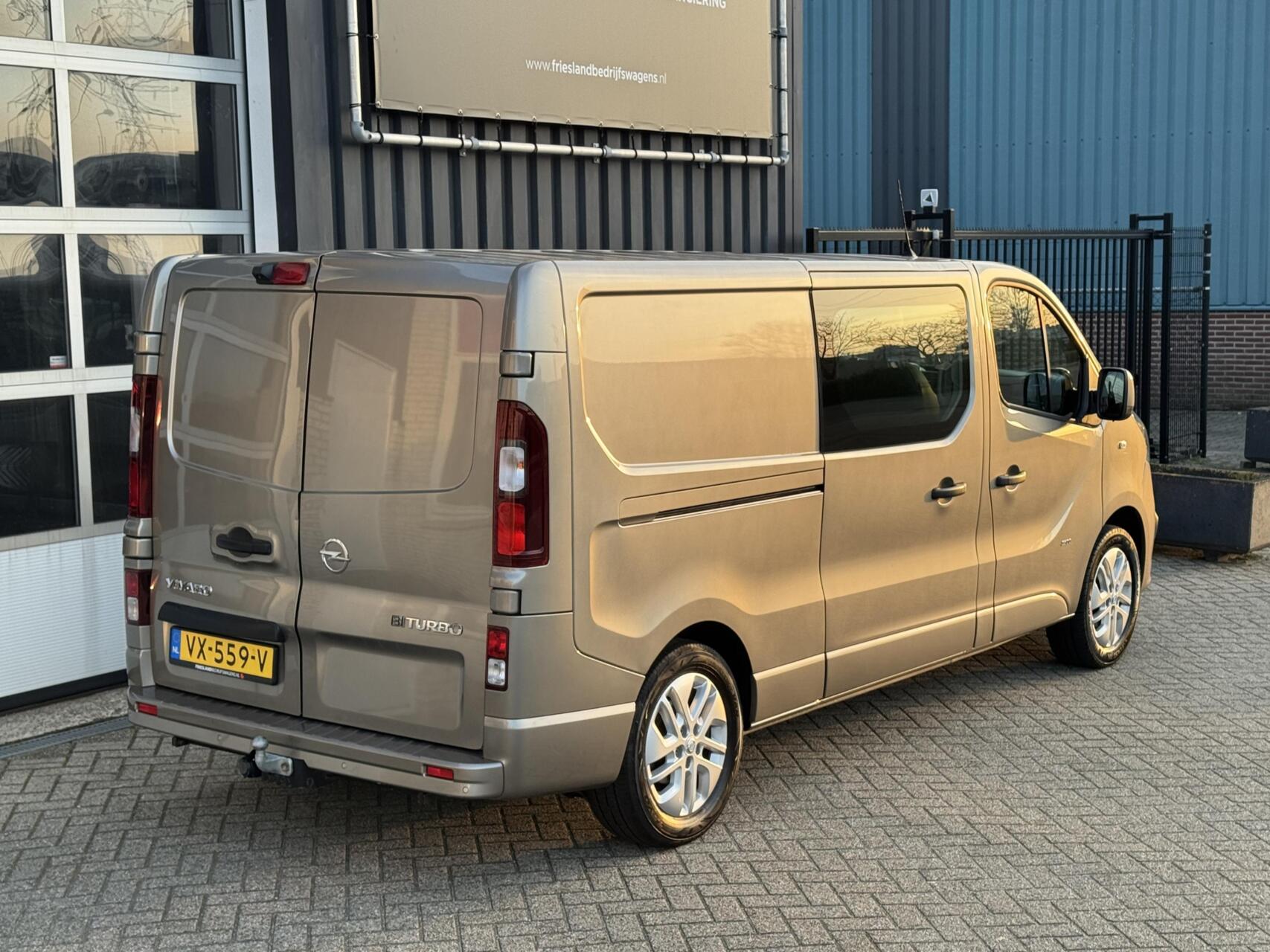 Foto van Opel Vivaro-b