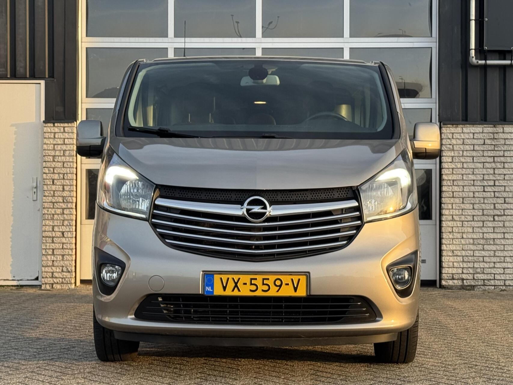 Foto van Opel Vivaro-b
