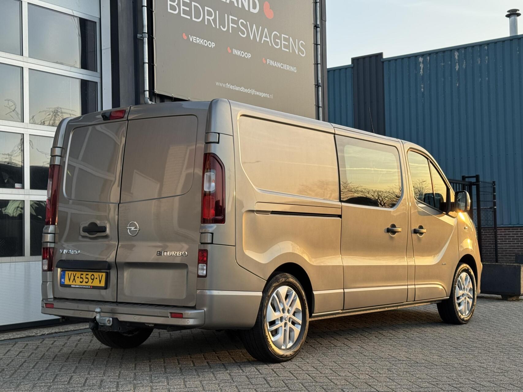 Foto van Opel Vivaro-b