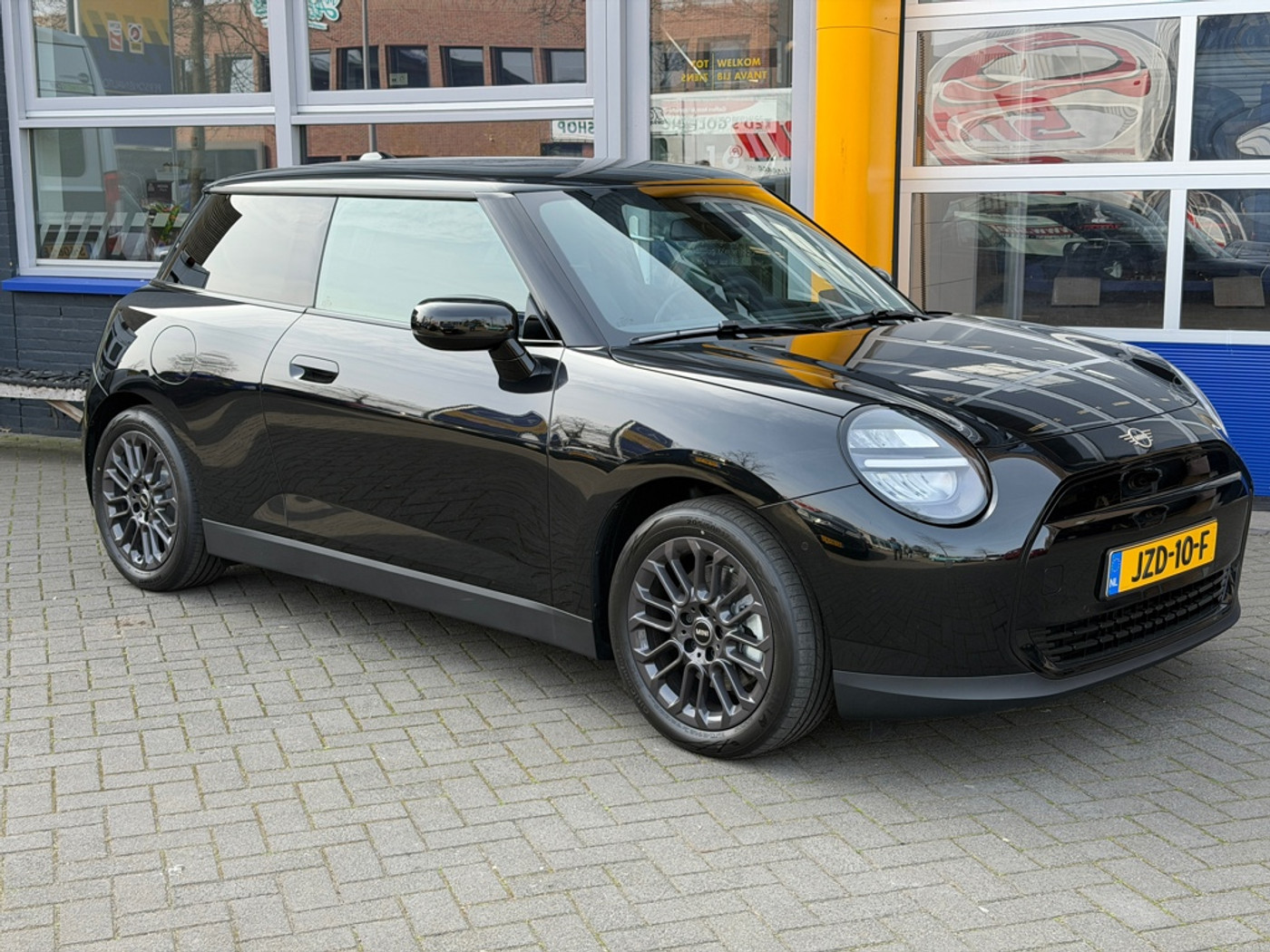 Foto van MINI COOPER E