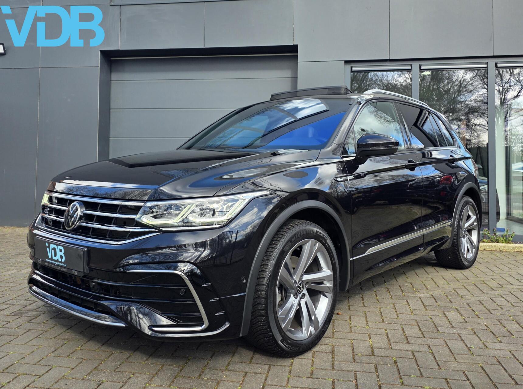 Volkswagen Tiguan 1.5 TSI R-Line DSG PANO IQ MEMORY LEDER 2023 - voorkant