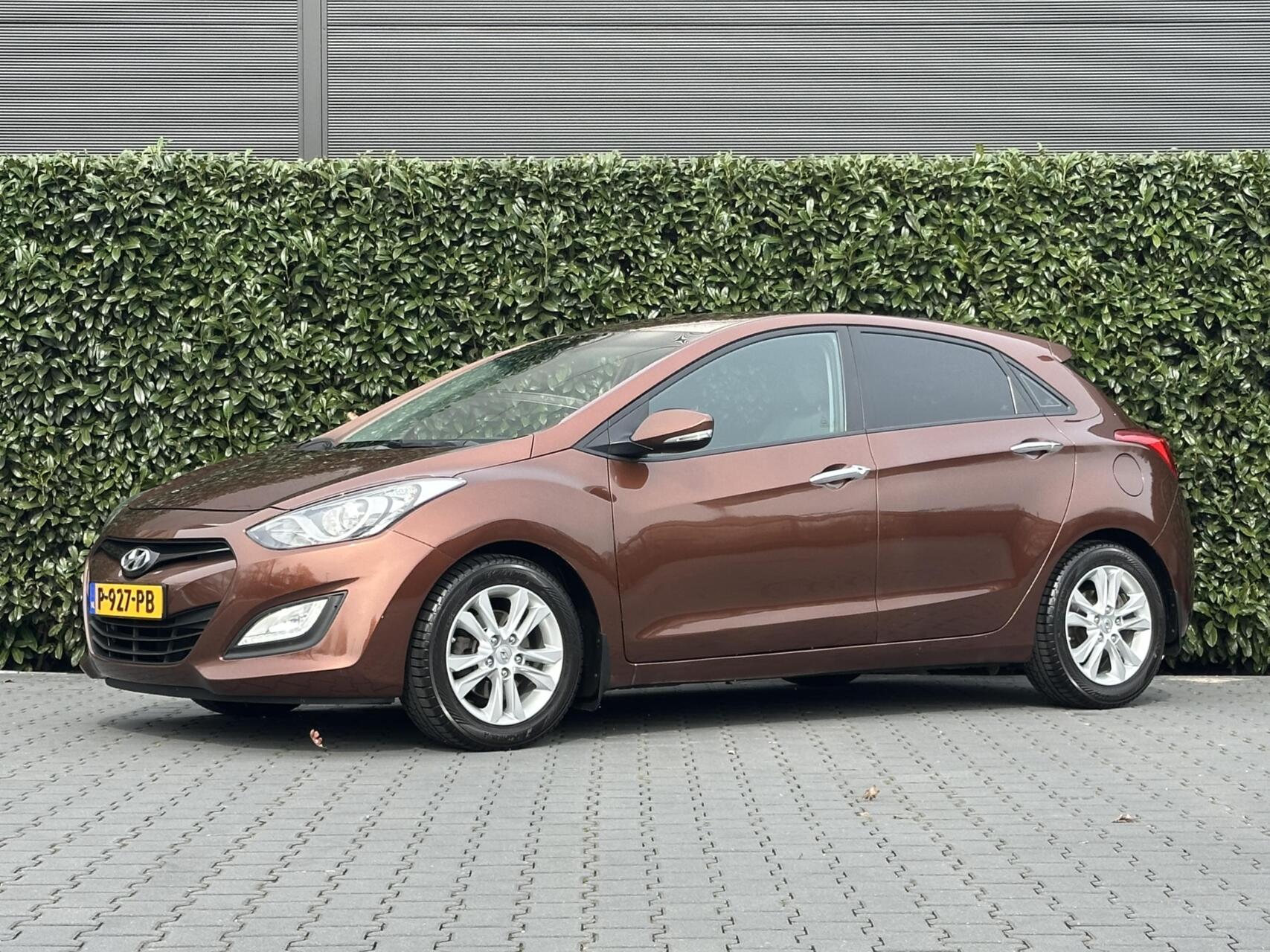 Hyundai I 30 1.6 GDI i-Vision, NAVI, CAMERA, DAB+, PDC, LED, CRUISE CONTROL, CLIMATE CONTROL, STOELVERWARMING, LICHTMETAAL 16" 2015 - voorkant