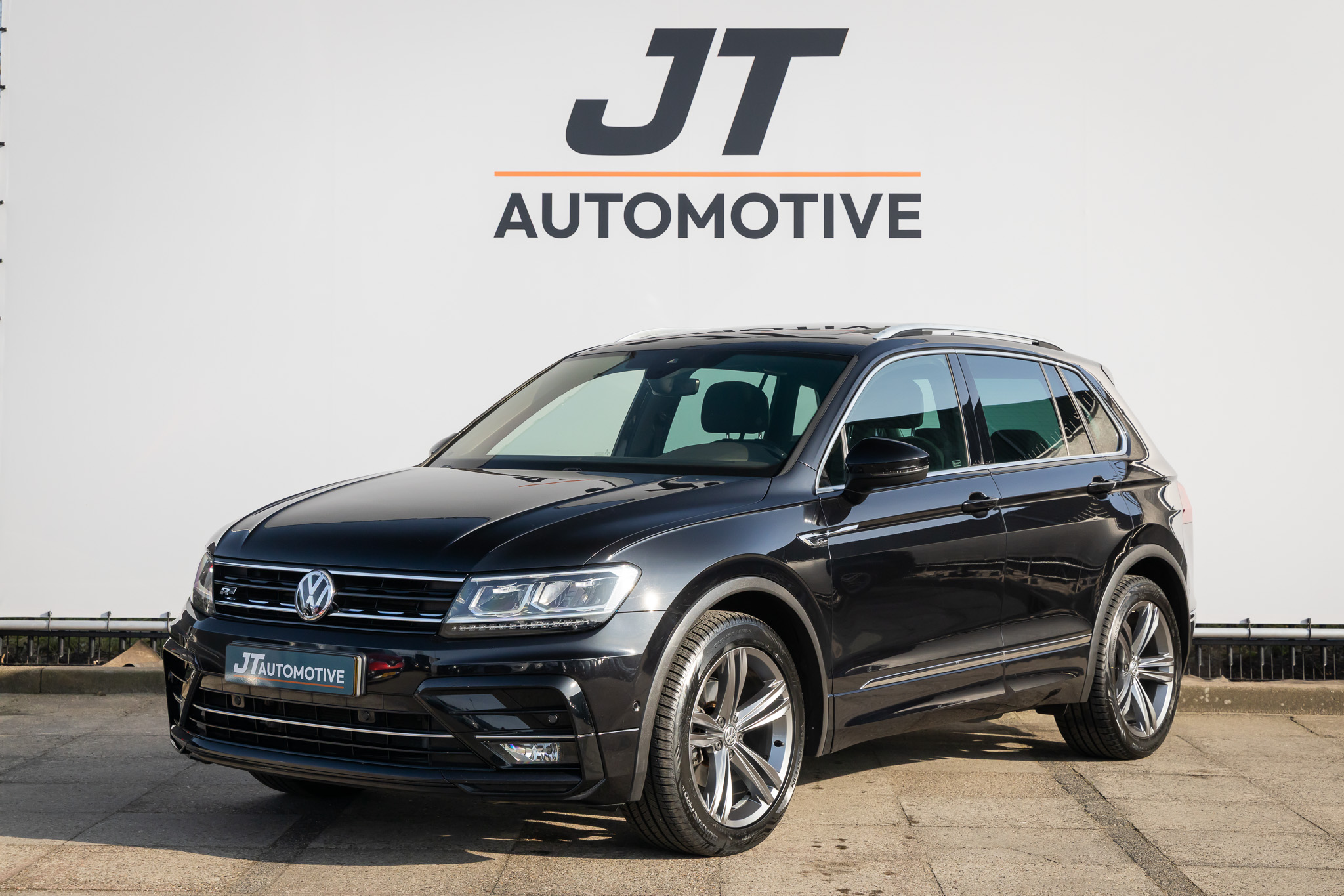 Volkswagen Tiguan 1.4 TSI Highl R-line Pano | Trekhaak | Stoelverwarming | 2018 - voorkant