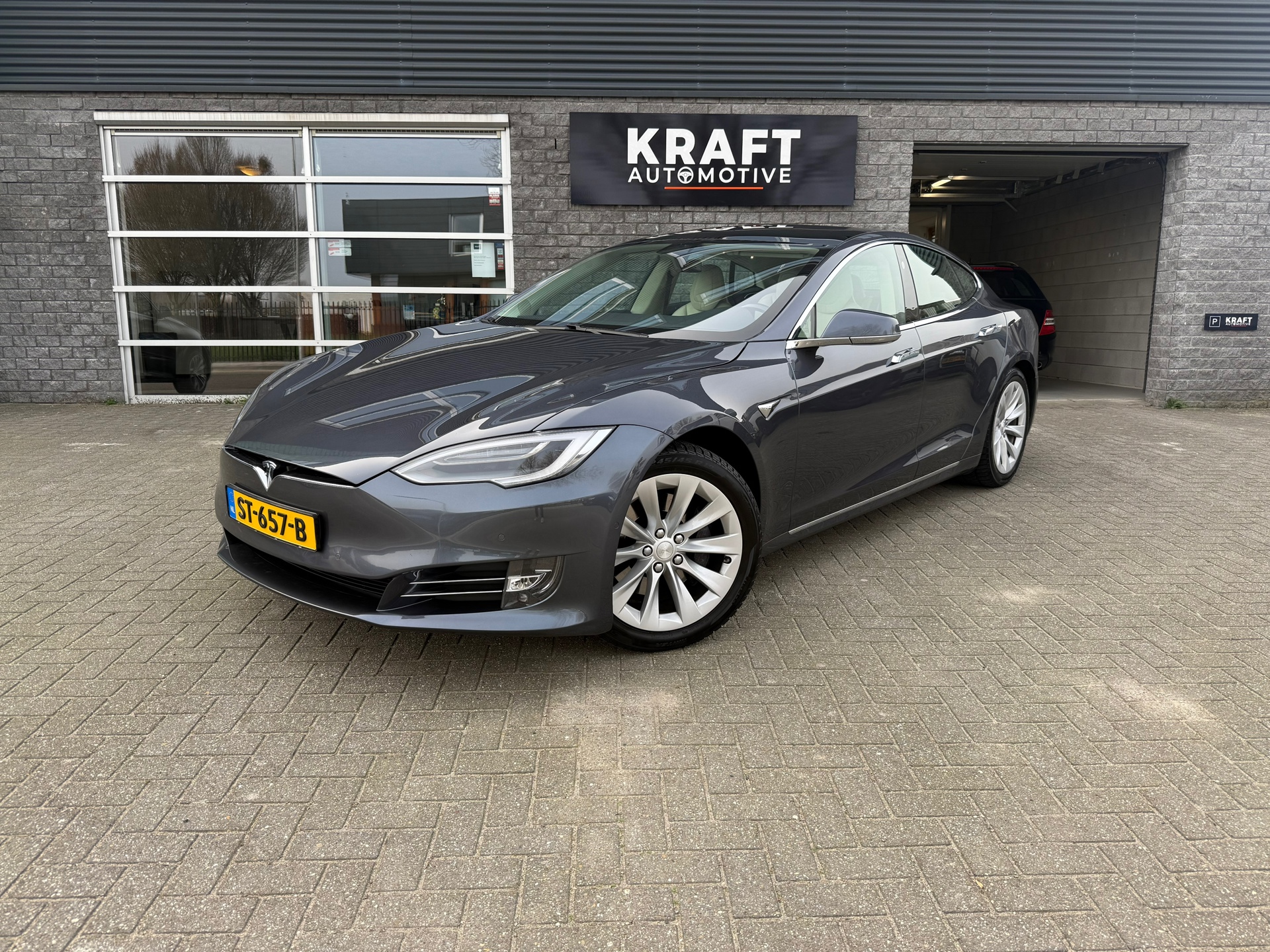 Foto van TESLA MODEL S