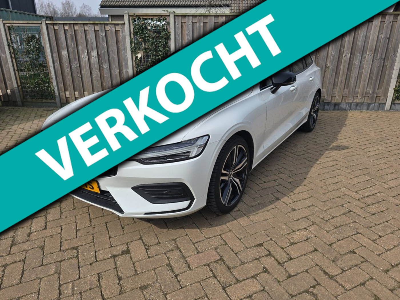 Volvo V60 2.0 B3 Momentum Advantage Leer,Trekhaak,Camera. 2020 - voorkant