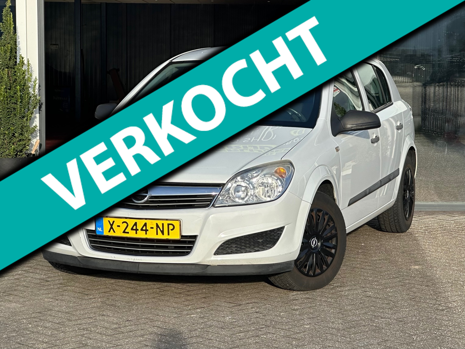 Opel Astra 1.4 Selection - Wit - Airco - Rijdt & schakelt uitstekend 2010 - voorkant