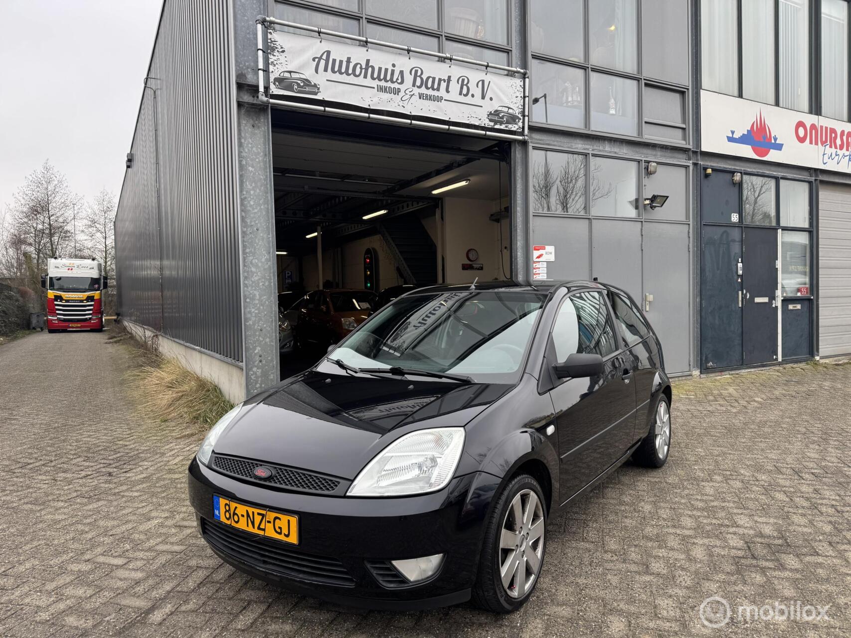 Ford Fiesta 1.3 Ambiente Airco! APK! NAP Logisch! 2004 - voorkant