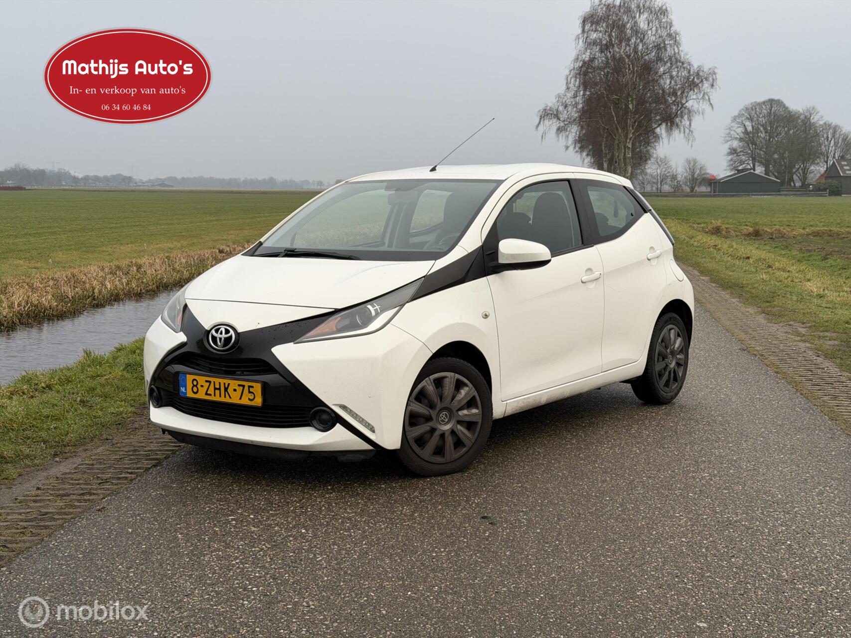 Toyota Toyota Aygo 1.0 VVT-i x-play Cruise Airco Navi! 5drs! Nieuwe APK! 2015 - voorkant