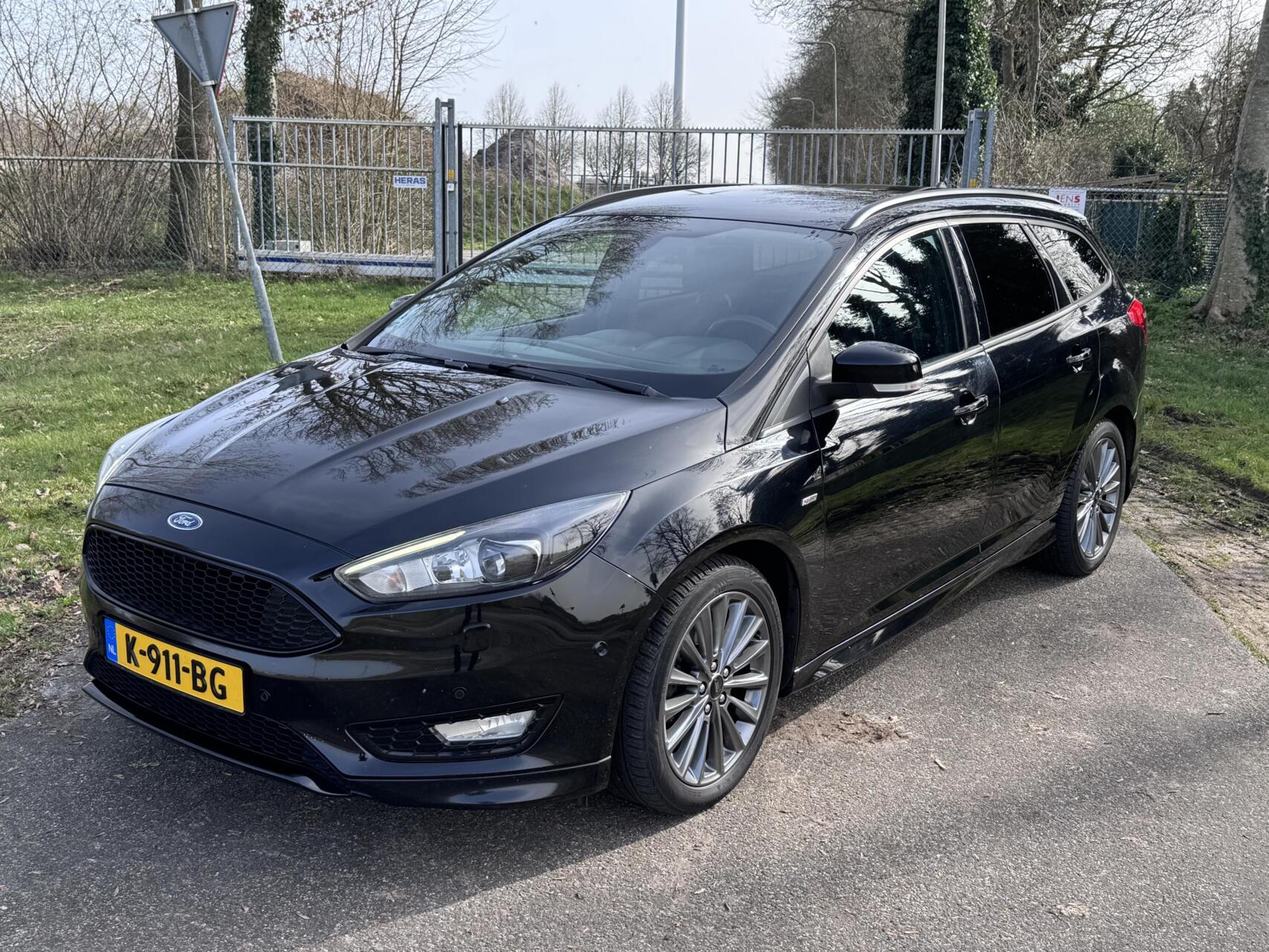Ford Focus 1.5 ST-Line STUUR- STOELVERWARMING*CARPLAY 2017 - voorkant
