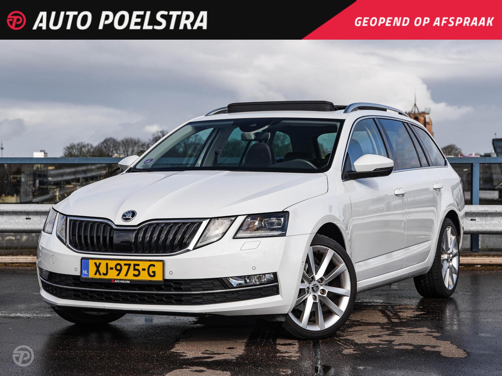 Skoda Octavia 1.5 TSI 150 PK DSG Sport Panoramadak Sportstoelen Leder LED ACC Trekhaak Camera Apple Carplay Android Auto DAB Navigatie Stoelverwarming 18" 2019 - voorkant