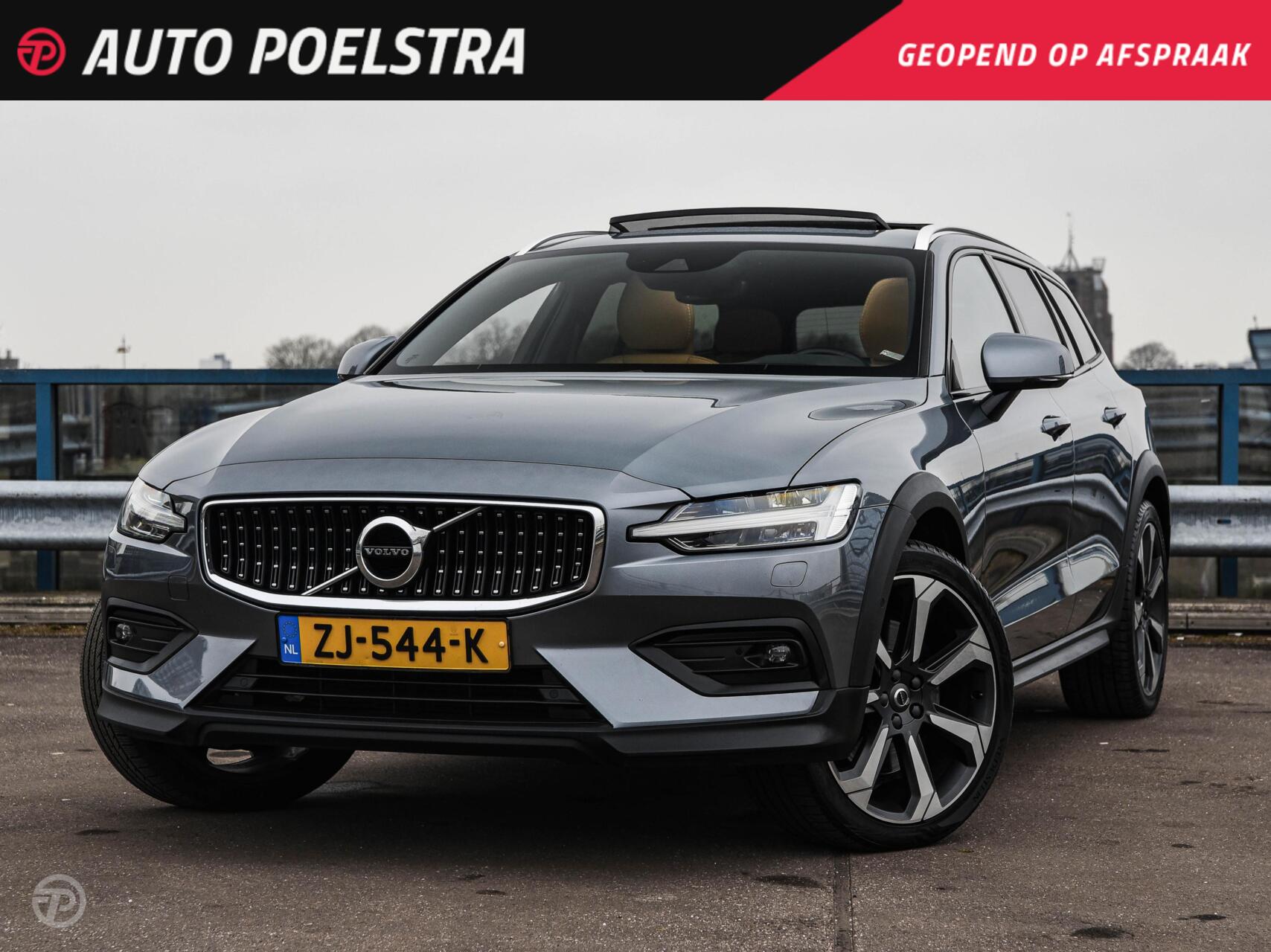 Volvo V60 2.0 D4 AWD Intro Edition Panoramadak HUD Harman Kardon Memory Keyless Camera Cruise Control Adaptief 20" 2019 - voorkant