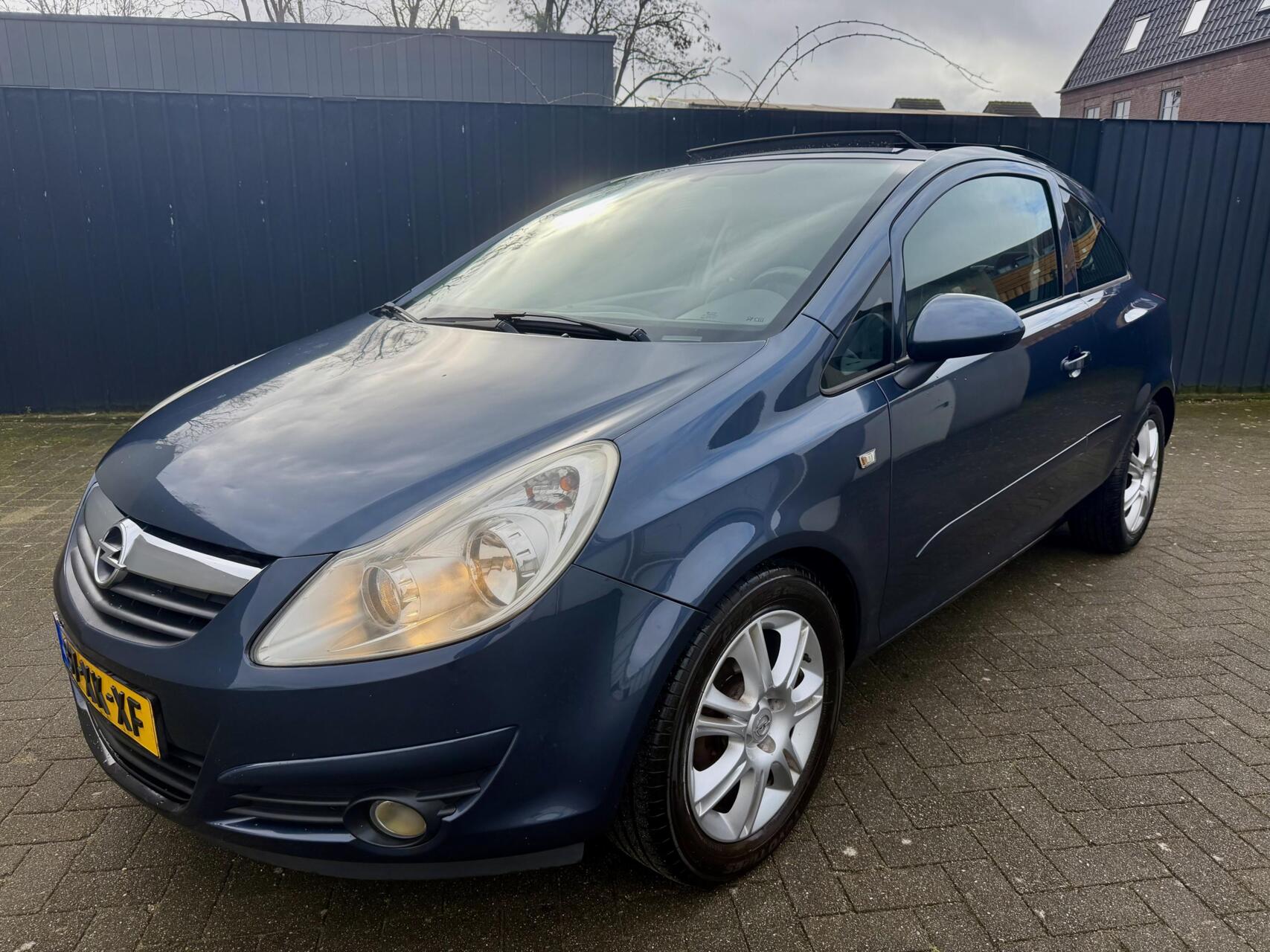 Opel Corsa 1.2-16V Enjoy Panoramadak Airco Apk Nap 2007 - voorkant