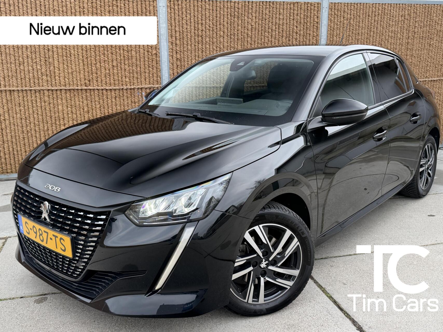 Peugeot 208 1.2 PureTech Allure Pack | 3D Navigatiesysteem | Achteruitrijcamera | Parkeersensoren achter | Getint glas | Climate & cruise control | LED koplampen | Apple CarPlay | Half/leer 2023 - voorkant