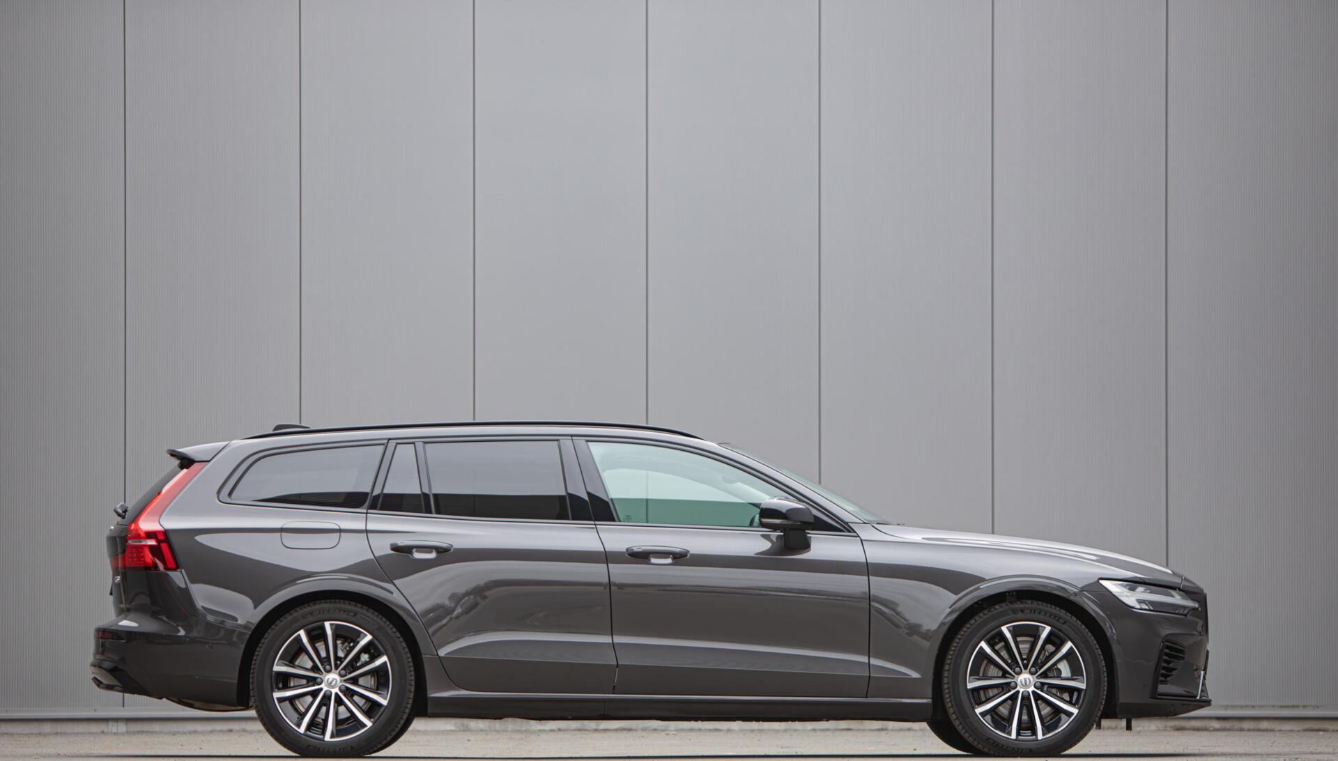 Volvo V60 2.0 T6 Plug-in hybrid AWD Plus Dark|H/K Audio|360 Camera|Leer| 2025 - voorkant