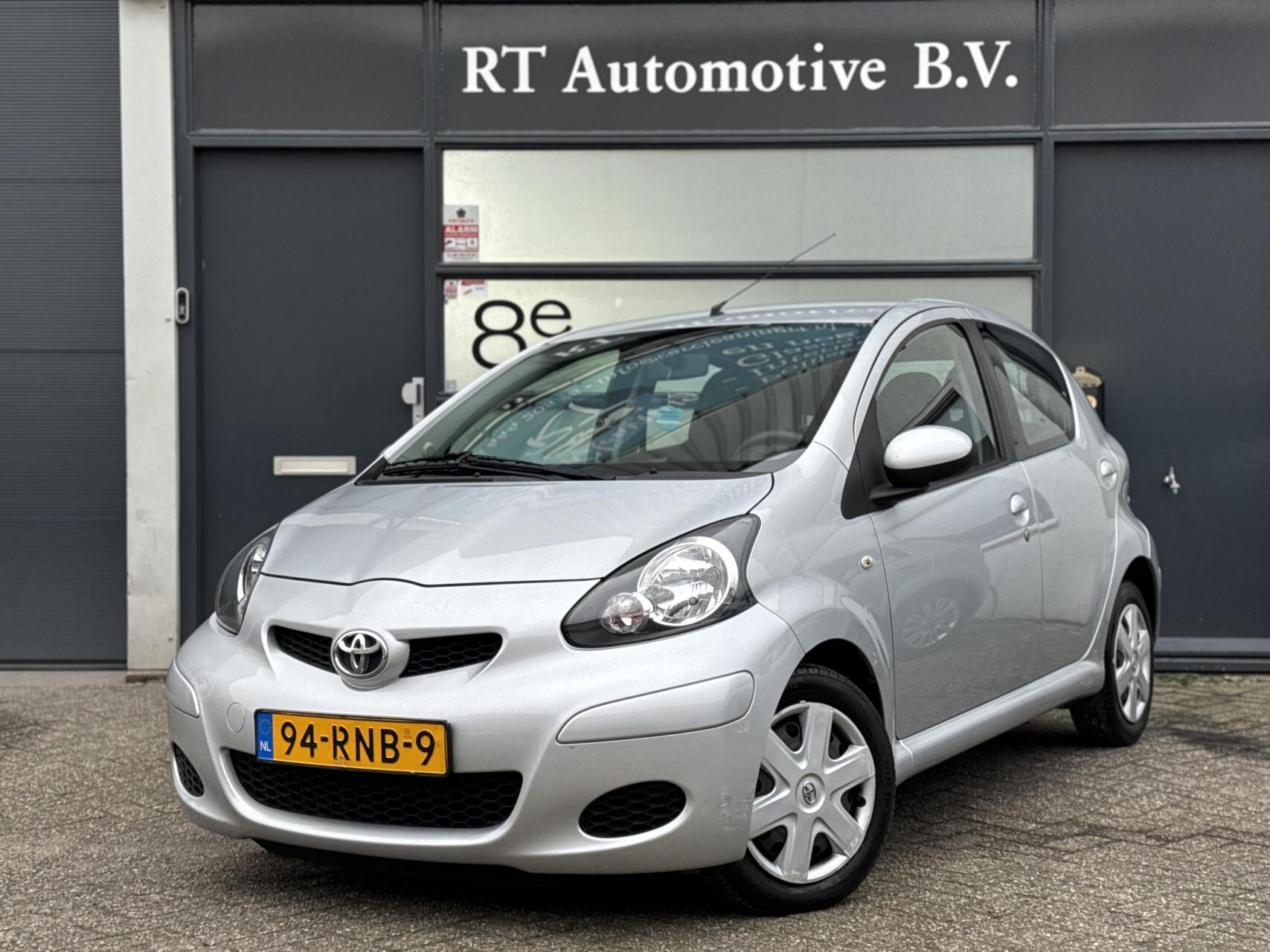 Toyota Toyota Aygo 1.0-12V Dynamic Navigator Dealer OH Airco 5Drs 2011 - voorkant