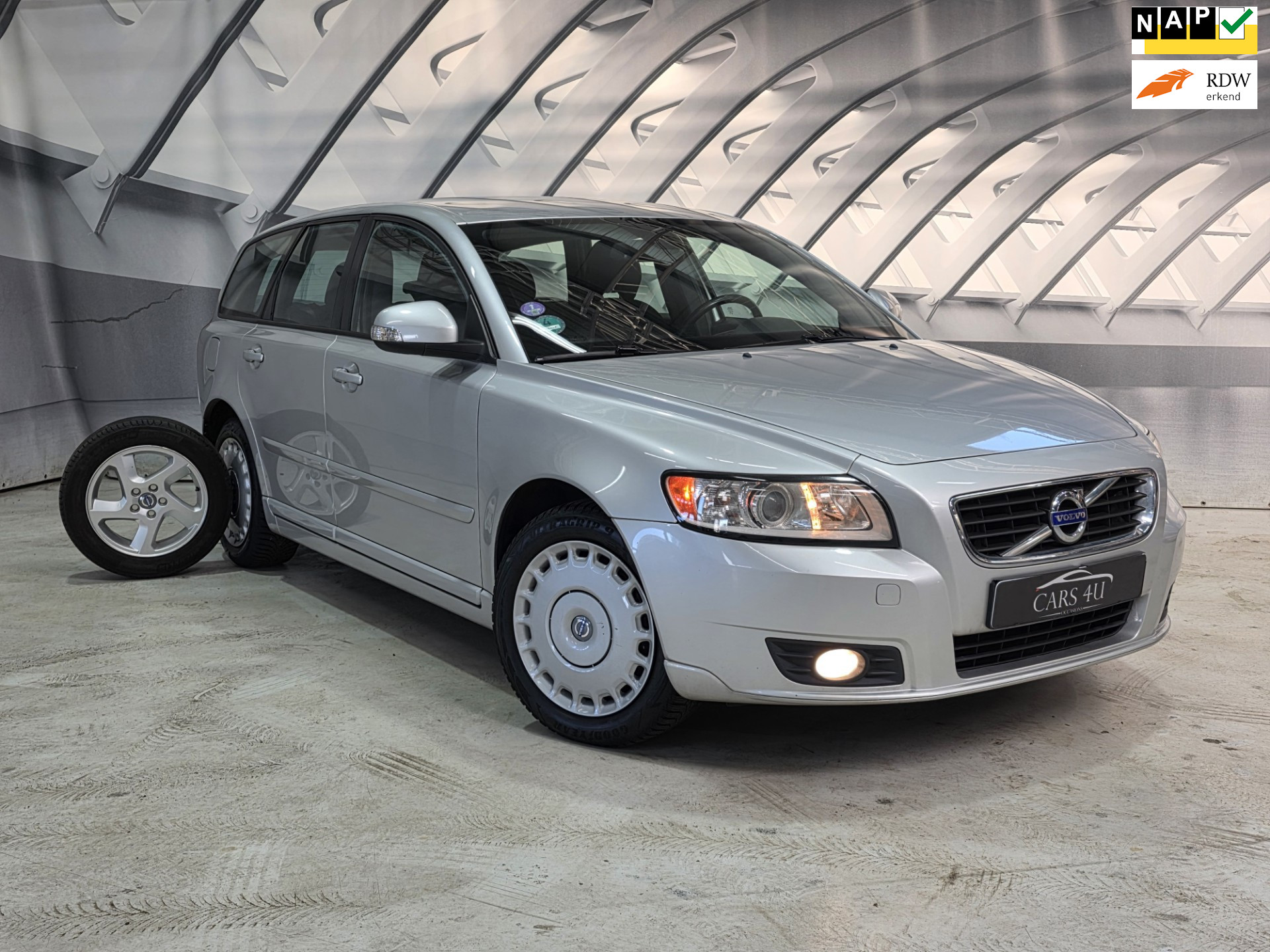 Volvo V50 2.0 Sport 2 setjes wielen 2010 - voorkant