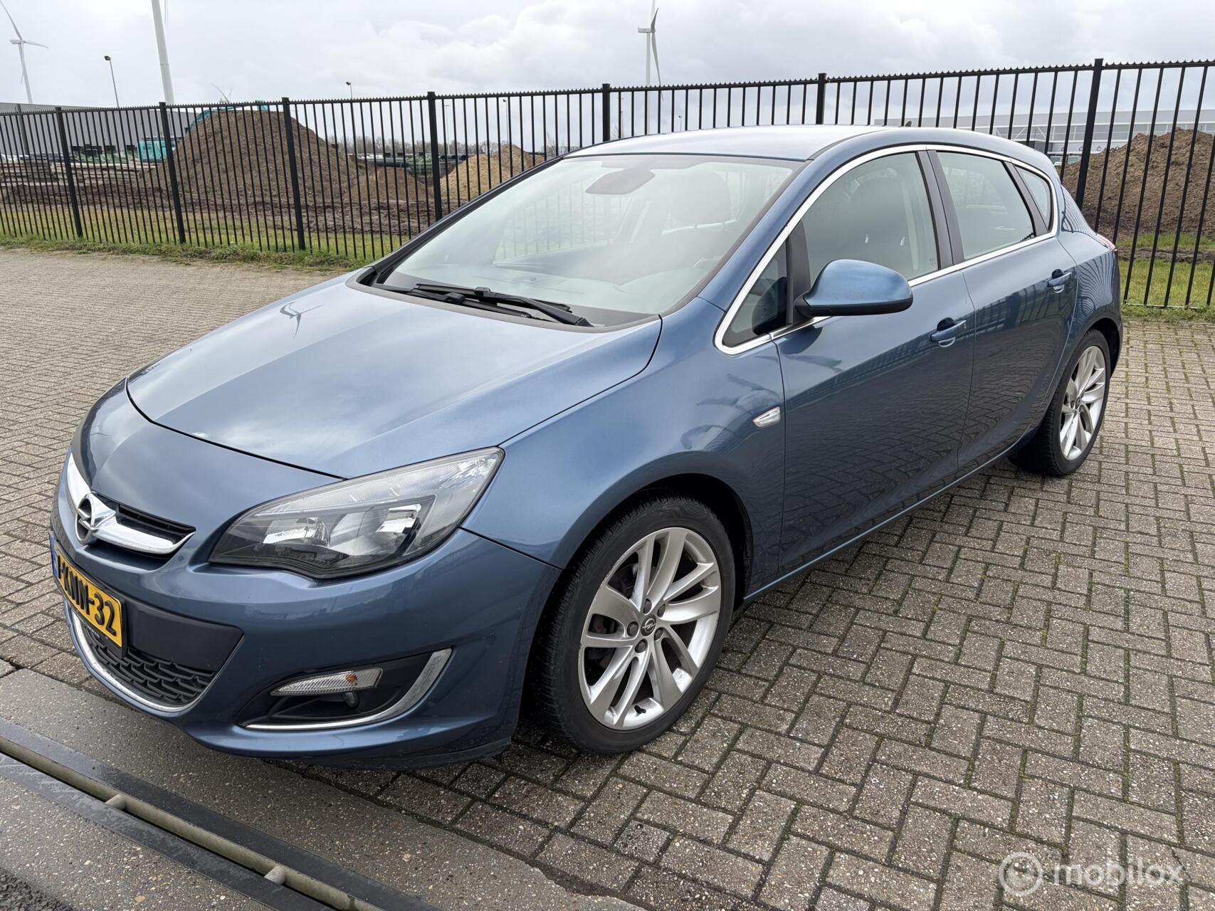 Opel Astra 1.4 Turbo Sport 2013 - voorkant