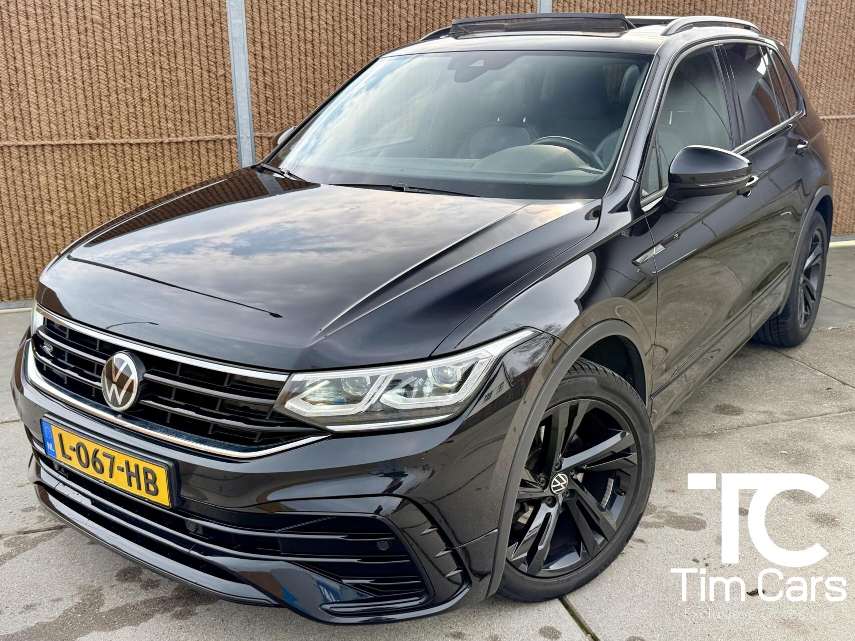 Volkswagen Tiguan 1.5 TSI R-Line Automaat | Panoramadak | Black style | LED verlichting | Half leer | Cruise control adaptief | Climate control | Navigatiesysteem pro | Parkeersensoren voor en achter | Achteruitrijcamera 2021 - voorkant