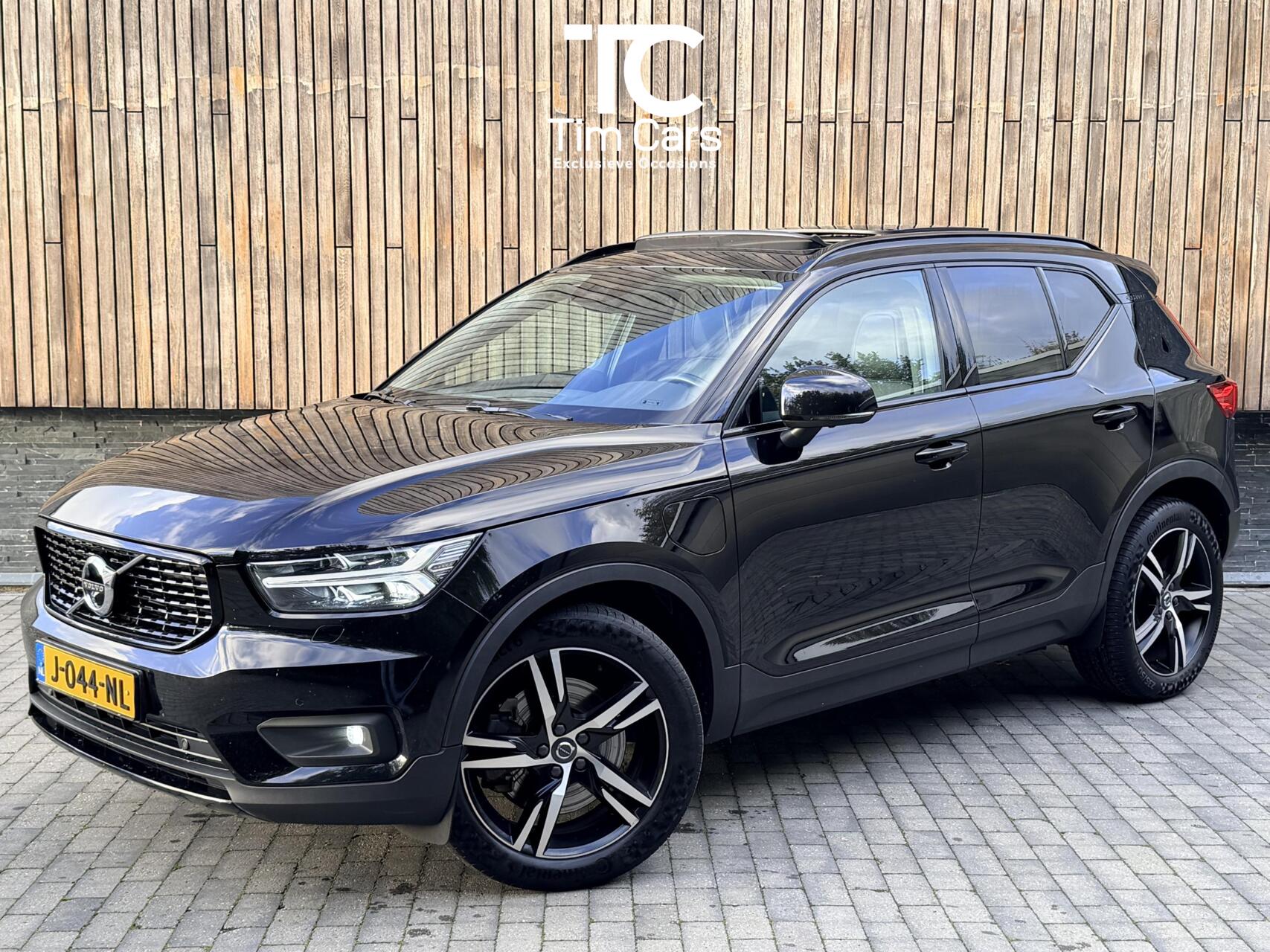 Volvo XC40 1.5 T4 Recharge R-Design Automaat | Panoramadak | LED verlichting | Sportstoelen leer | DAB | Apple CarPlay | 360 graden camera | Cruise control adaptief & Pilot Assist  | harman/kardon Audio | Parkeersensoren voor en achter 2020 - voorkant