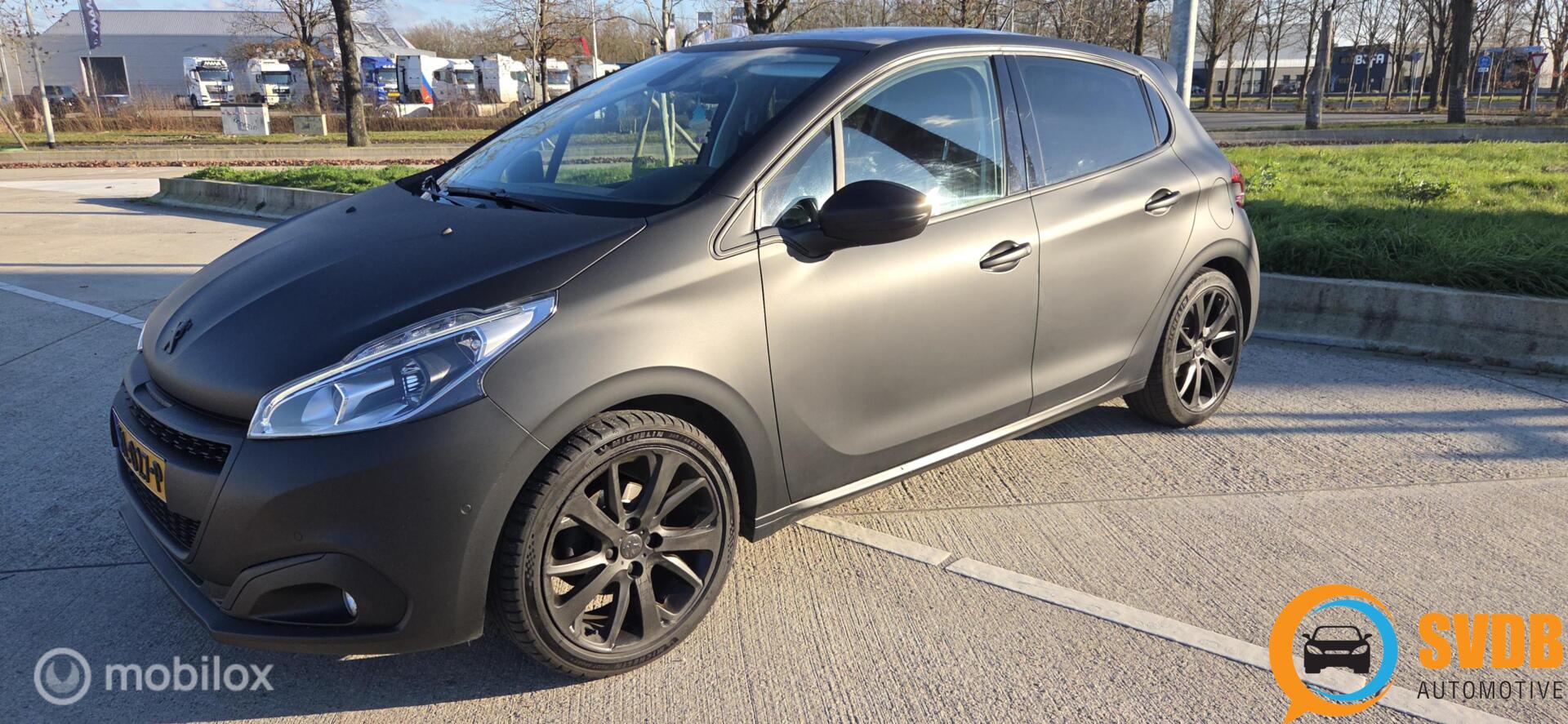 Peugeot 208 1.2 110pk/panodak/leder/matzwart/clima/navi/JBL 2017 - voorkant