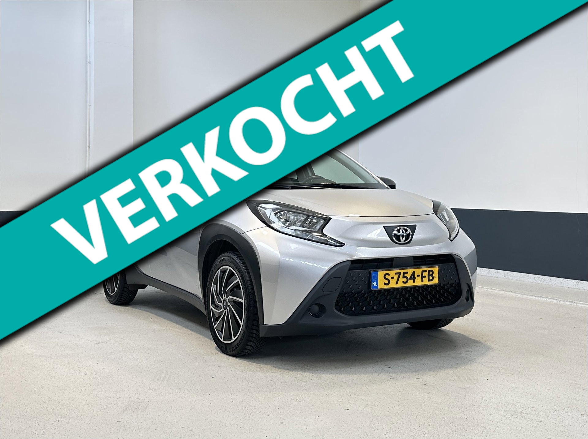 Toyota Toyota Aygo X 1.0 VVT-i MT Play |Apple Carplay/ Android auto | Bluetooth | Camera| NL | 1 Eig | 2023 - voorkant