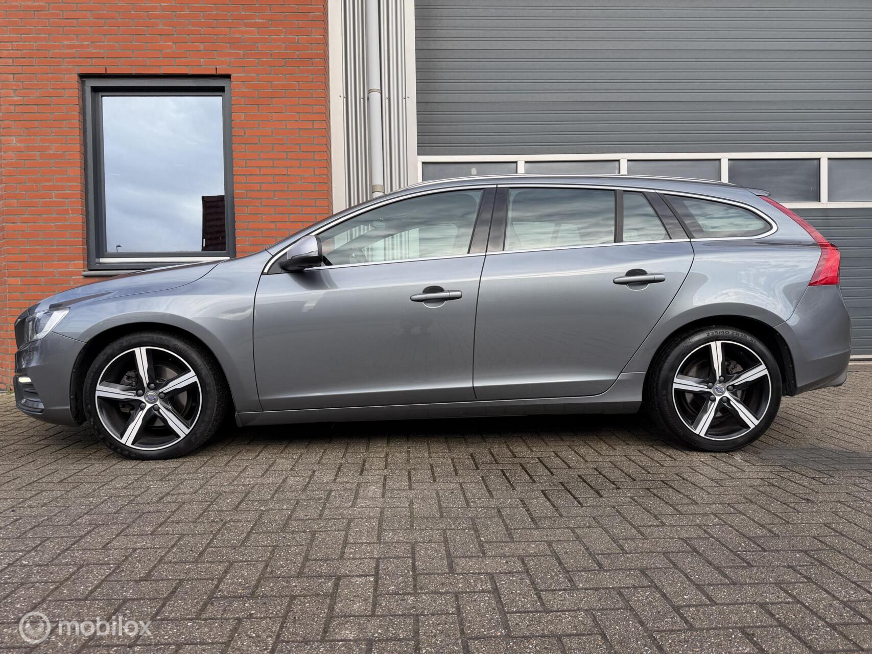Volvo V60 1.5 T3 Aut. R-Design - Volvo dealer onderh. 2017 - voorkant