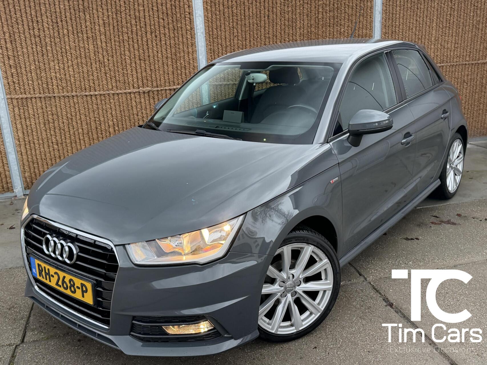 Audi A1 Sportback 1.0 TFSI Adrenalin Handgeschakeld | S-line exterieur | Airconditioning | Cruise control | Navigatie voorbereiding | Nanogrijs metallic | Zwart dak | Multifunctioneel stuurwiel | Nette auto! 2017 - voorkant