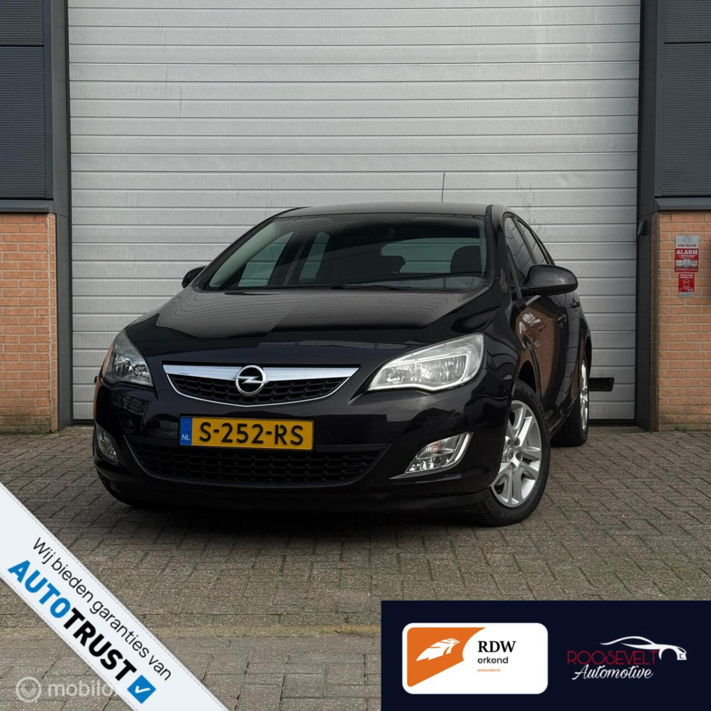 Opel Astra J 1.6 Edition / AUTOMAAT / PDC / LAGE KM / OND 2011 - voorkant