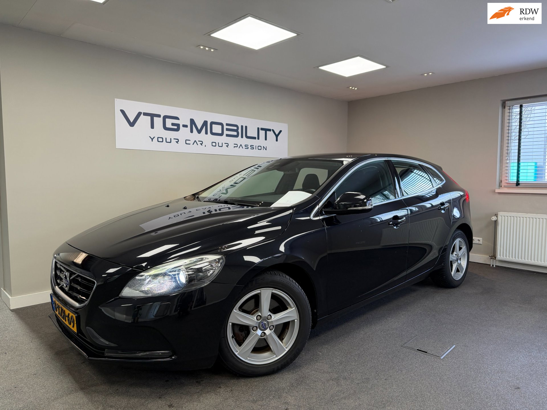 Volvo V40 1.6 T3 Summum Navi|ClimateControl|Stoelverwarming|PDC A|Xenon|APK 12-2026 2014 - voorkant