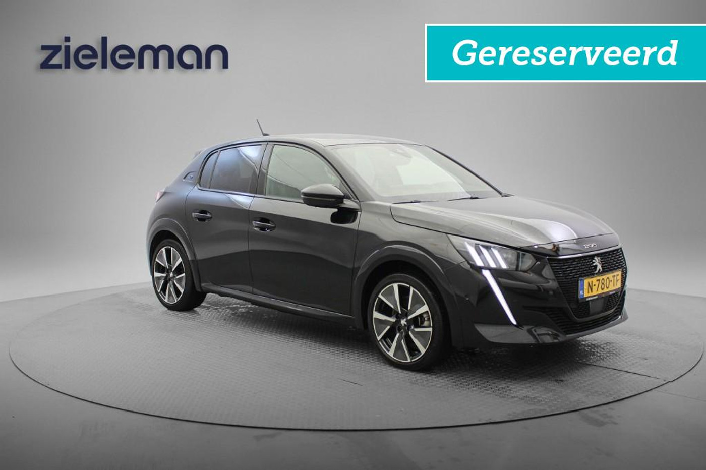 Peugeot 208 GT Pack 50 kWh - Digitaal Cockpit, Panorama, Carplay, Camera, Half Leer, Stoelverw. SOH 91,4% GERESERVEERD!!! 2021 - voorkant