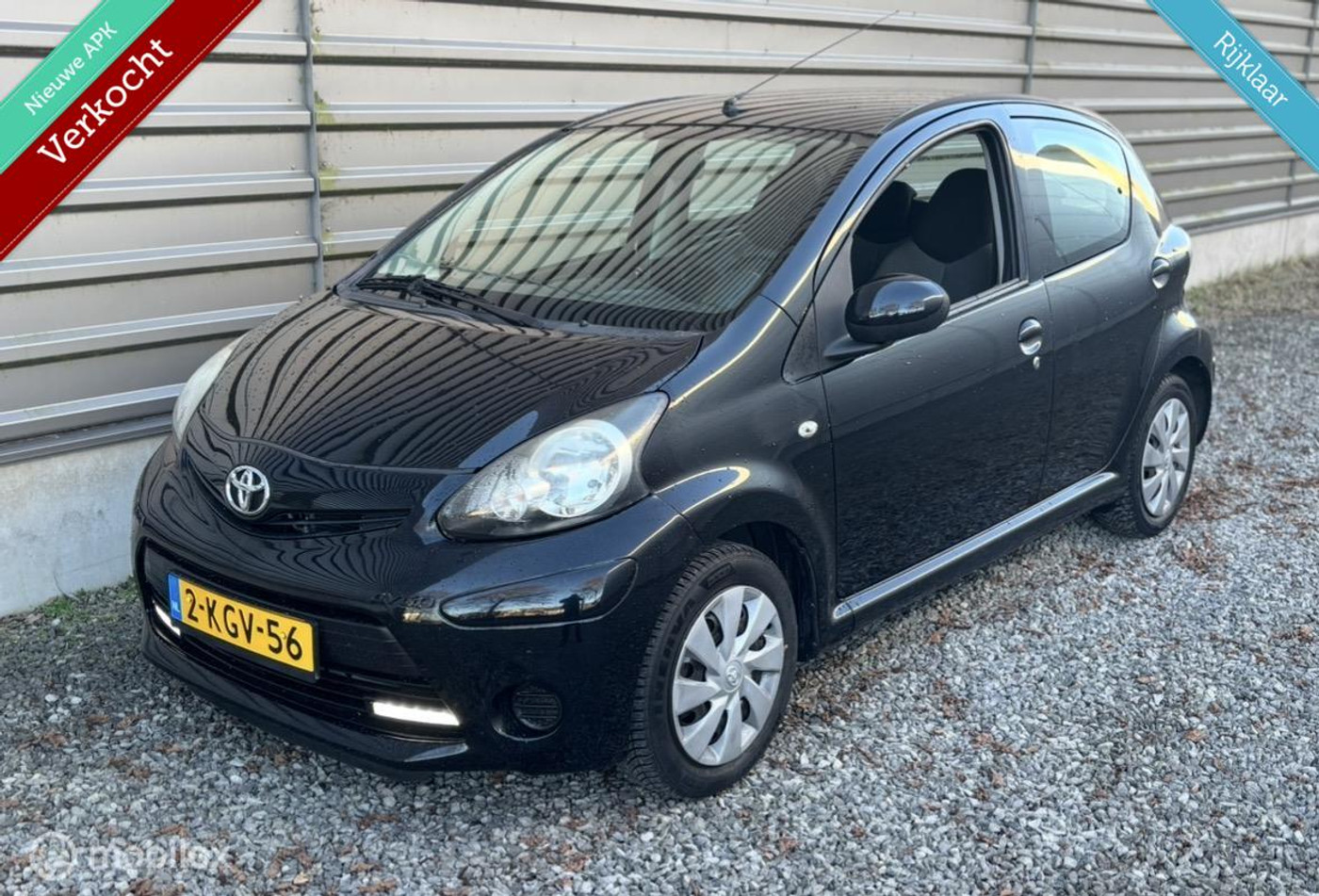 Toyota Toyota Aygo 1.0 Aspiration|NW Apk|Airco|Dealer Onderhouden| Led dagrijverlichting |Nette Auto| Lage km 2013 - voorkant